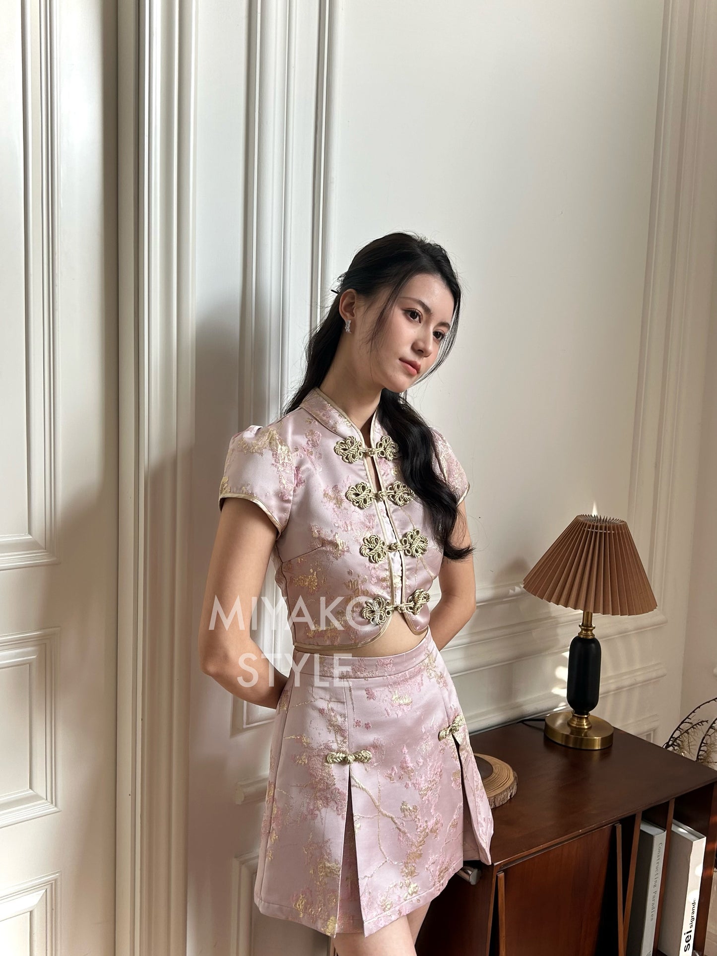 【女团】Roseanne Cheongsam crop top in Pink 粉金色上衣 ( Top Only)