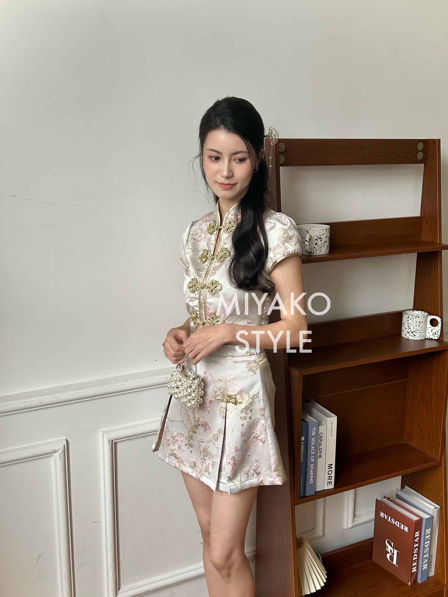 【女团】Roseanne Cheongsam crop top in Silver 银香槟上衣 ( Top Only)