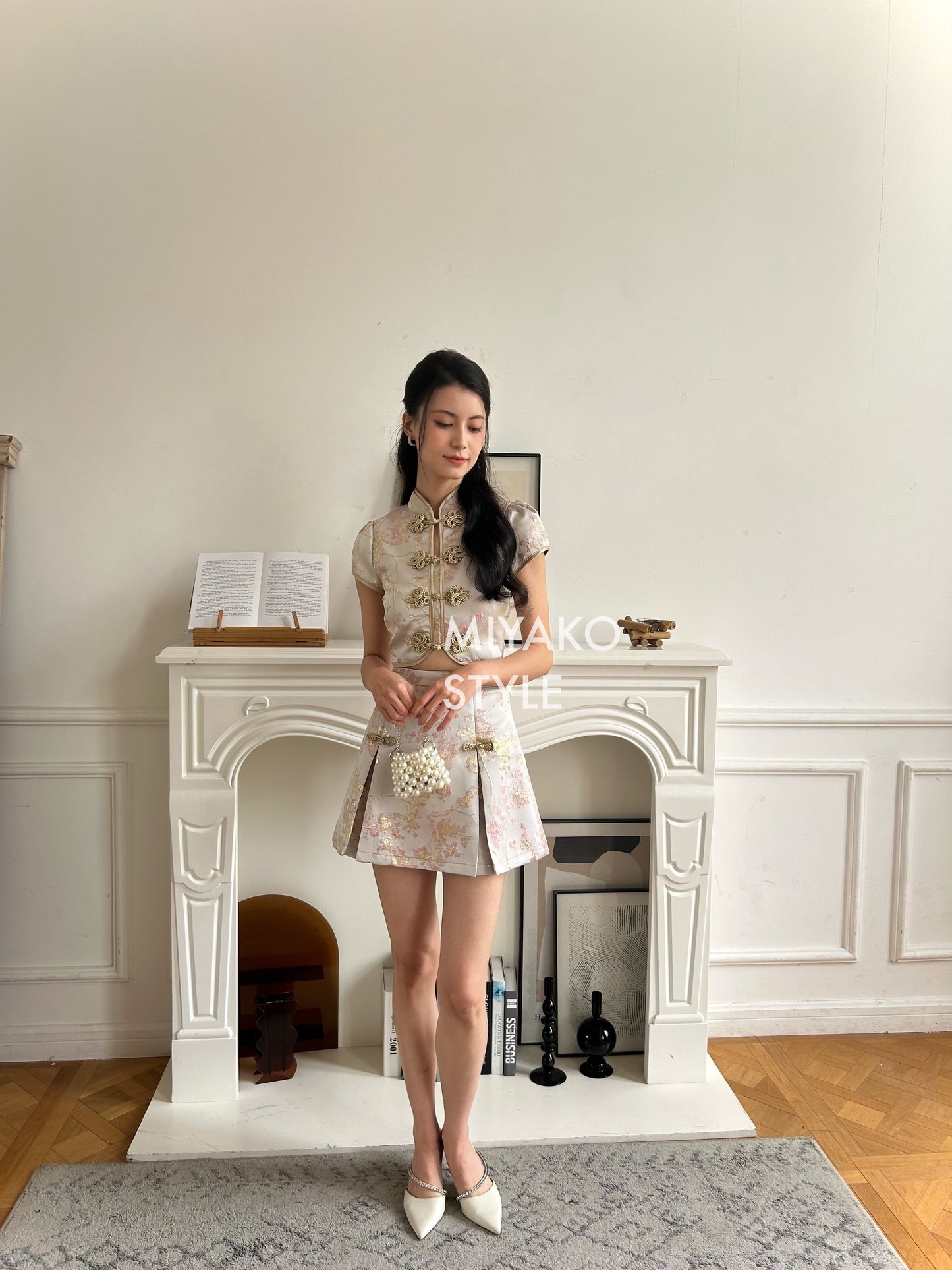 【女团】Roseanne Cheongsam crop top in Silver 银香槟上衣 ( Top Only)