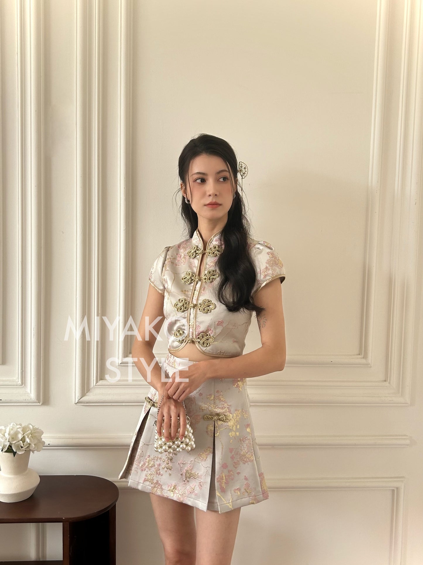 【女团】Roseanne Cheongsam crop top in Silver 银香槟上衣 ( Top Only)