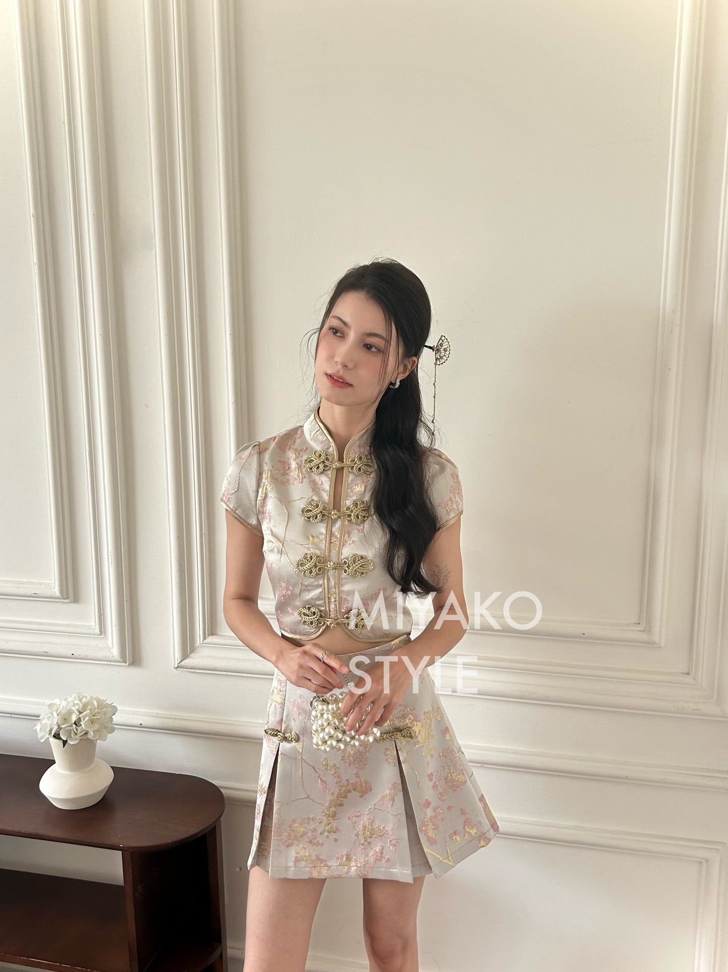 【女团】Roseanne Cheongsam crop top in Silver 银香槟上衣 ( Top Only)