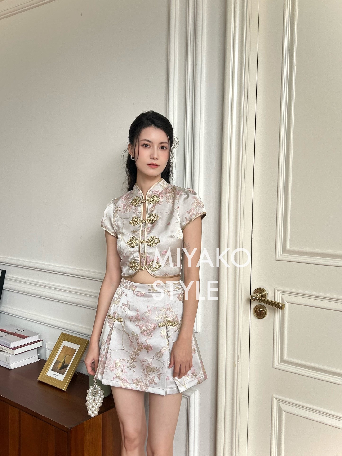 【女团】Roseanne Cheongsam crop top in Silver 银香槟上衣 ( Top Only)