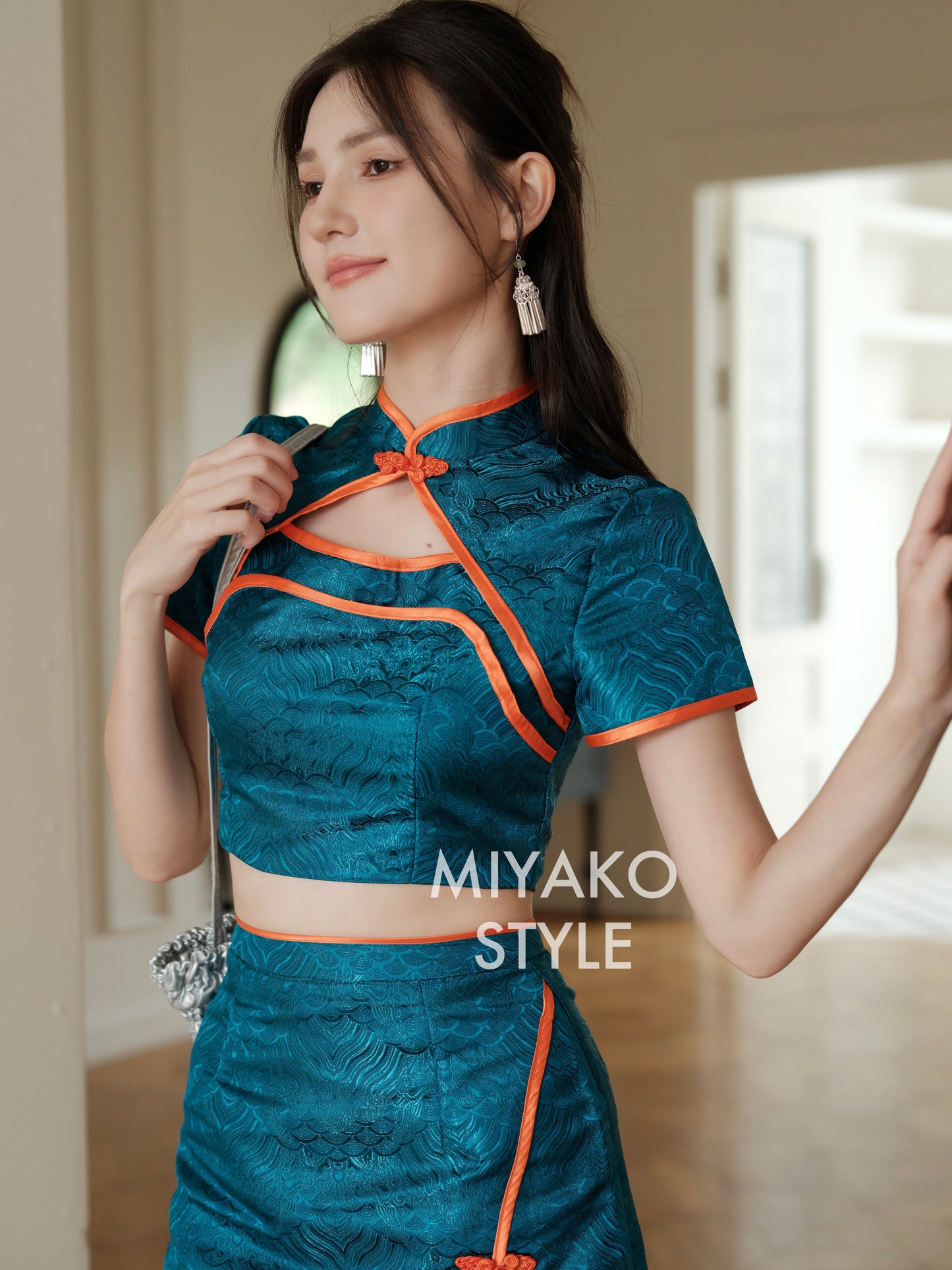 【龍華富貴】 Royal Cheongsam Crop Top in Peacock Blue 孔雀蓝 (上衣 ONLY)