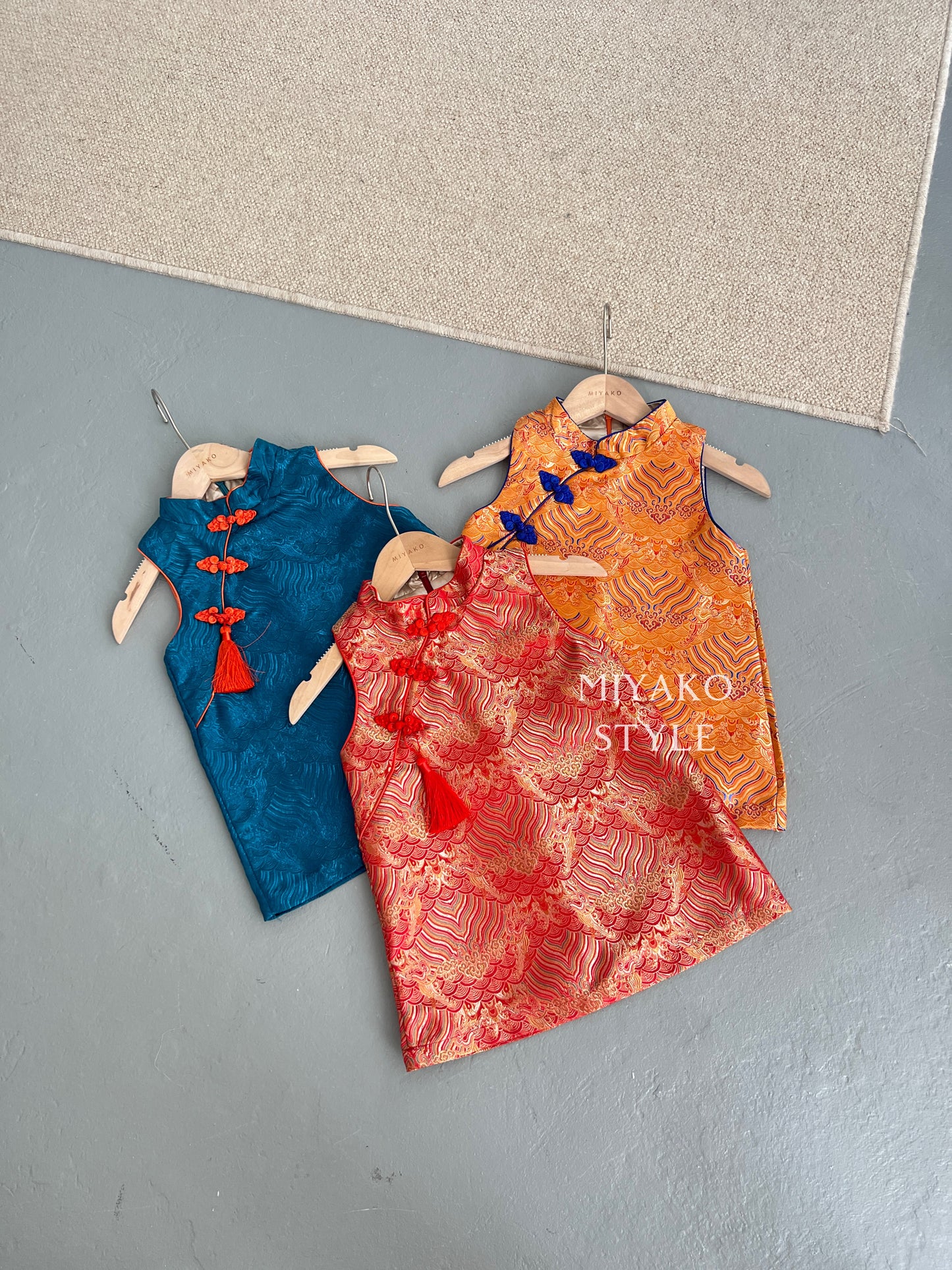 【龍華富貴】 Royal Cheongsam little girl dress in orange 橙风破浪 (女童连衣裙)