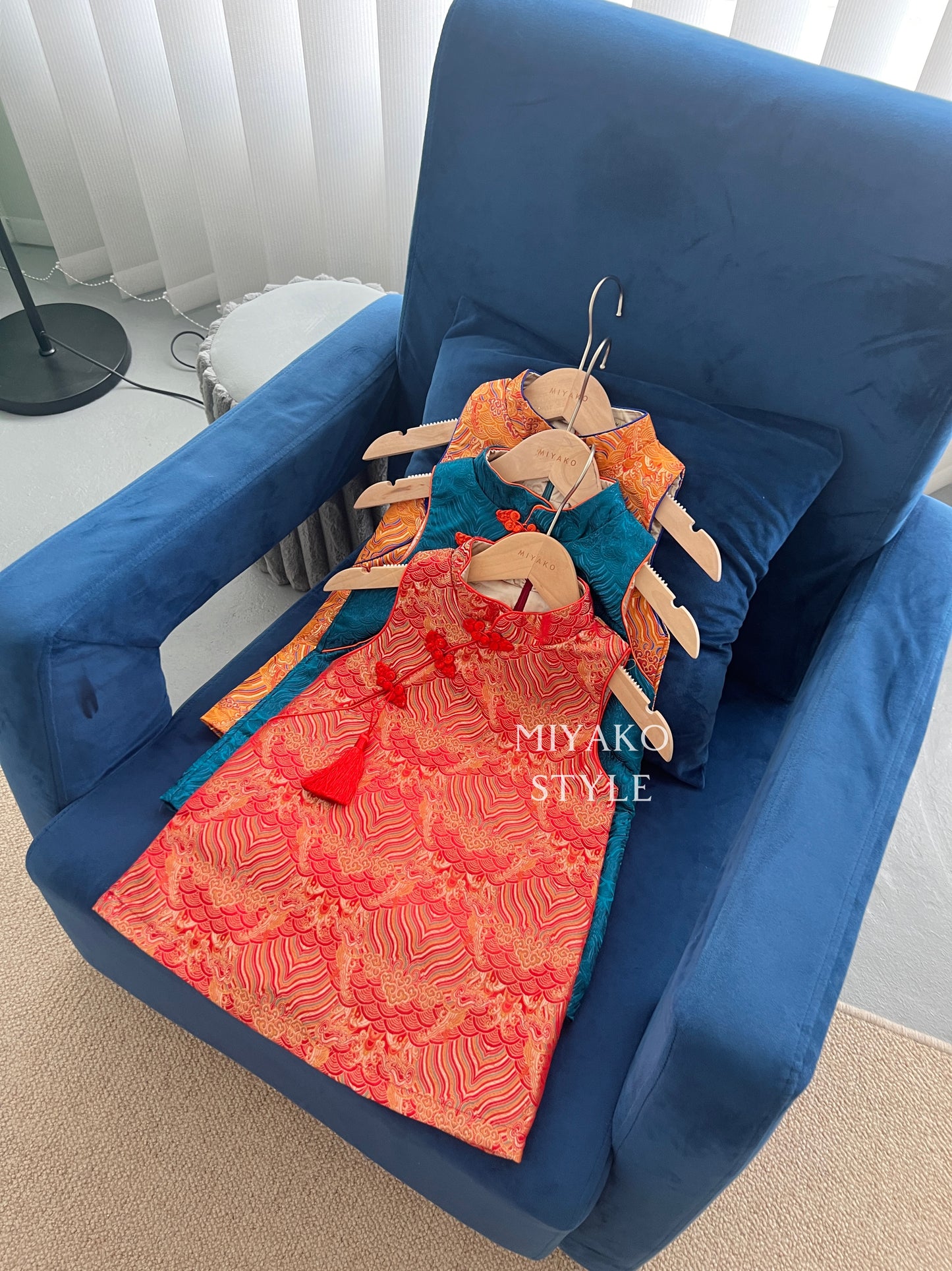 【龍華富貴】 Royal Cheongsam little girl dress in orange 橙风破浪 (女童连衣裙)