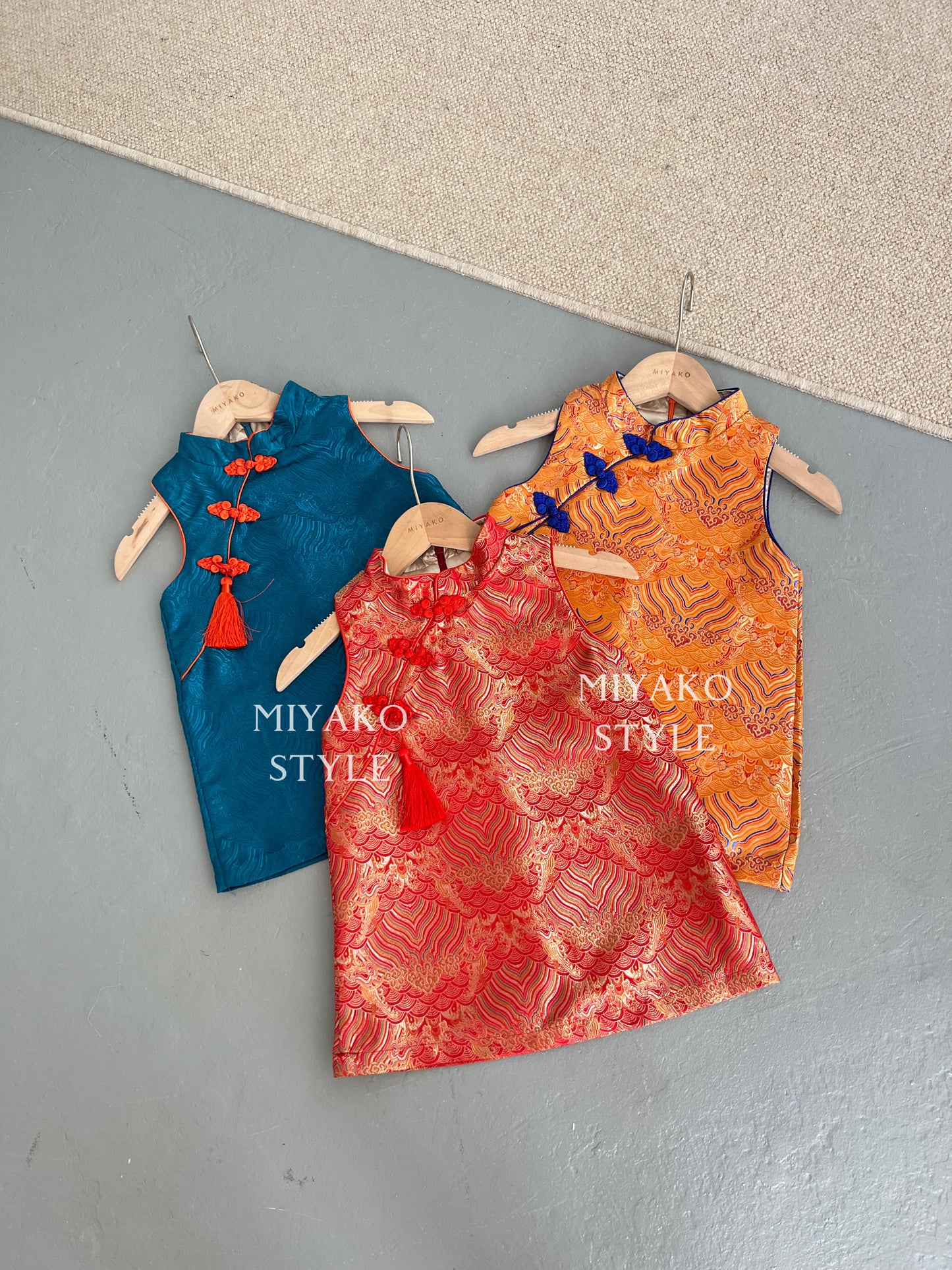 【龍華富貴】 Royal Cheongsam little girl dress in orange 橙风破浪 (女童连衣裙)