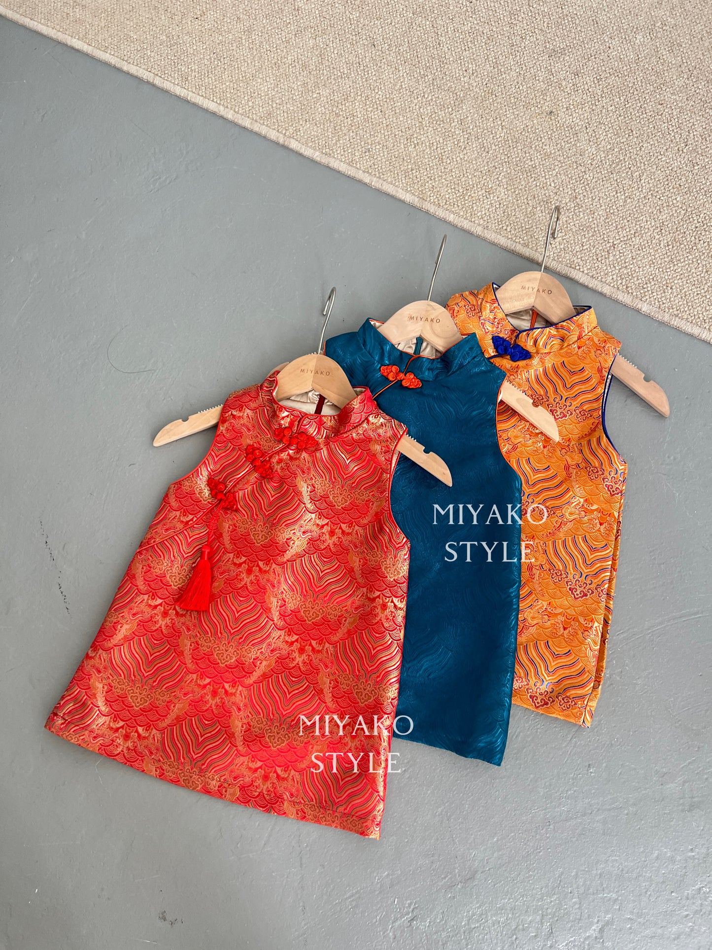 【龍華富貴】 Royal Cheongsam little girl dress in orange 橙风破浪 (女童连衣裙)