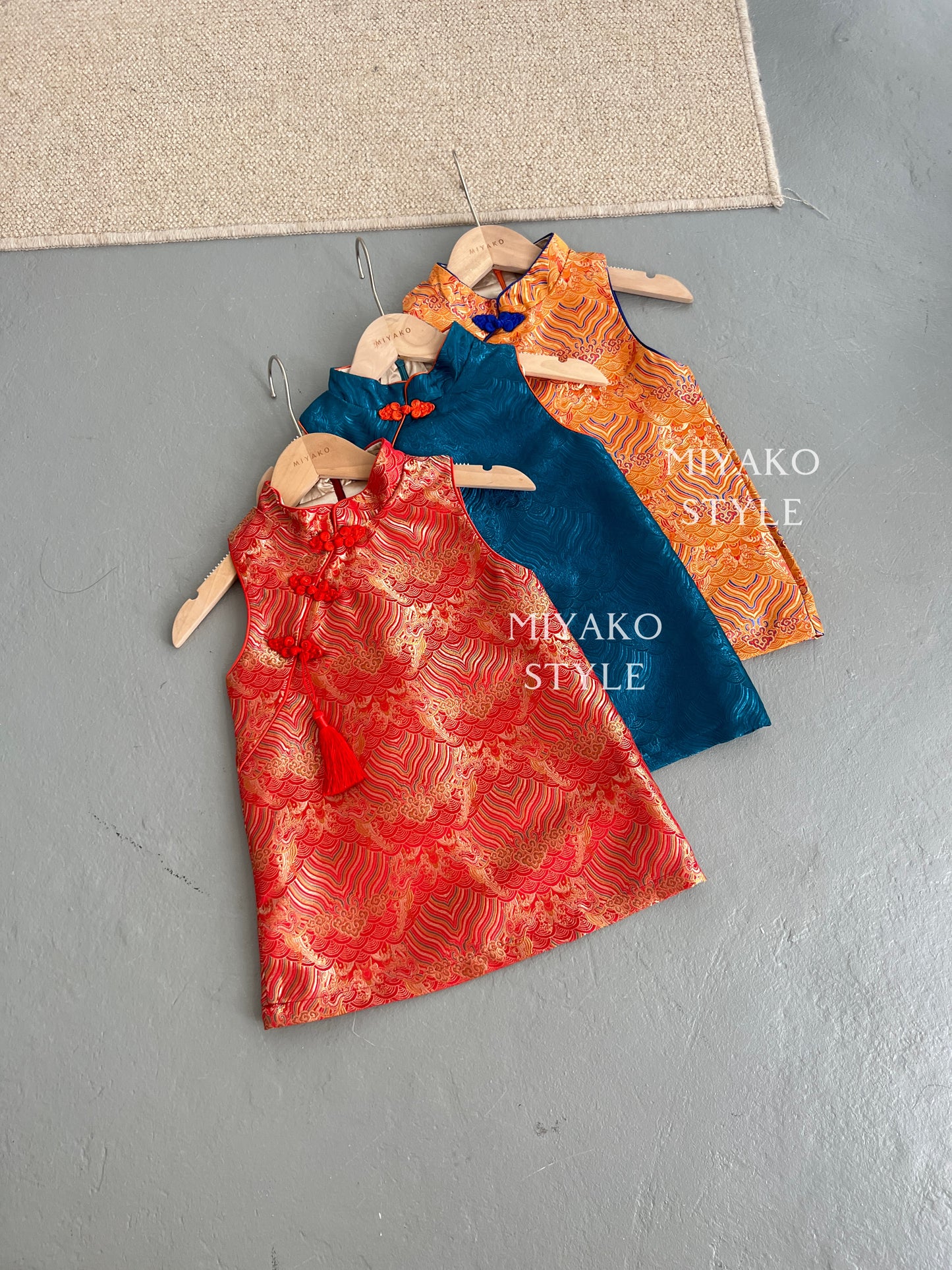 【龍華富貴】 Royal Cheongsam little girl dress in orange 橙风破浪 (女童连衣裙)