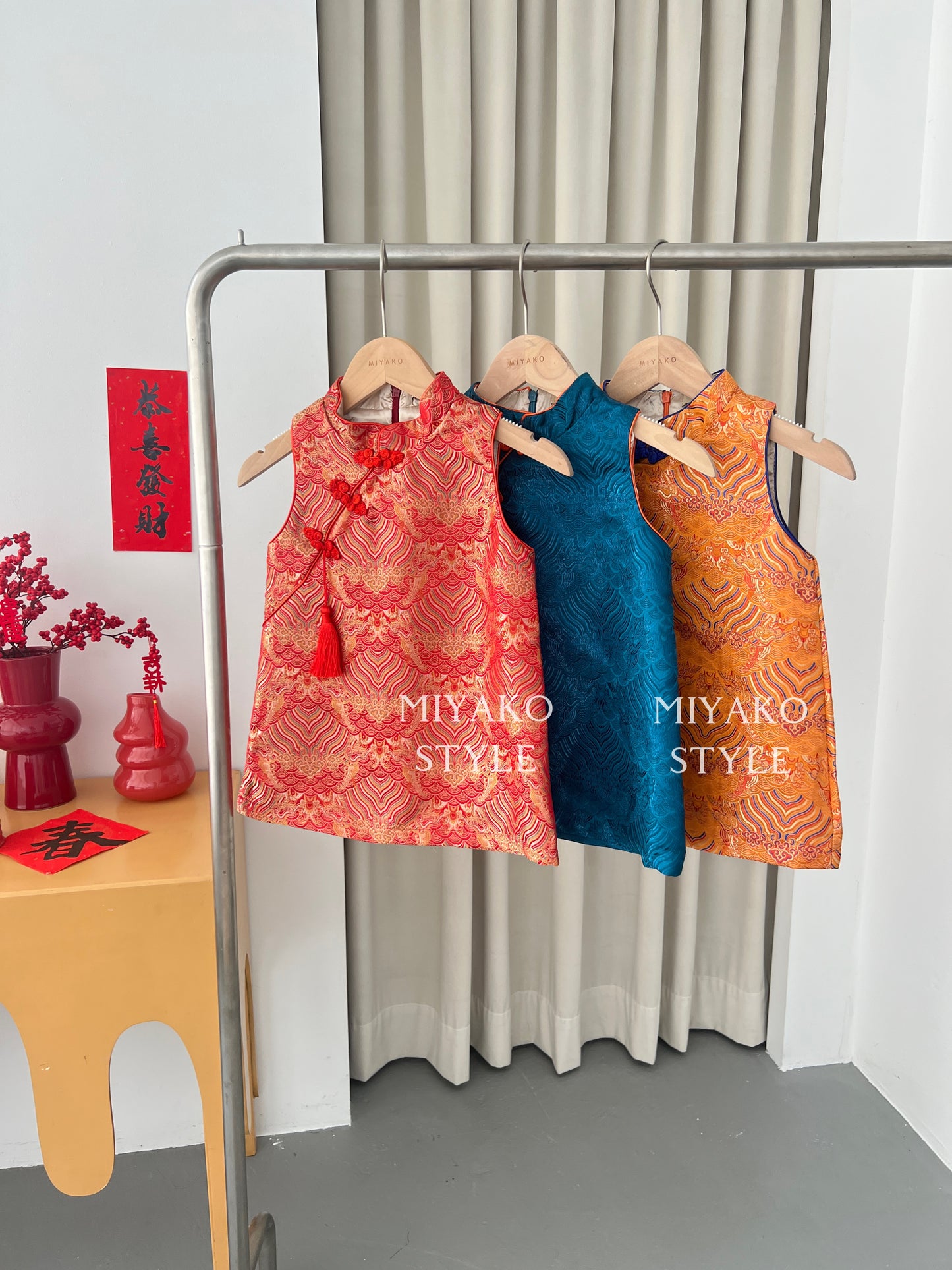 【龍華富貴】 Royal Cheongsam little girl dress in orange 橙风破浪 (女童连衣裙)
