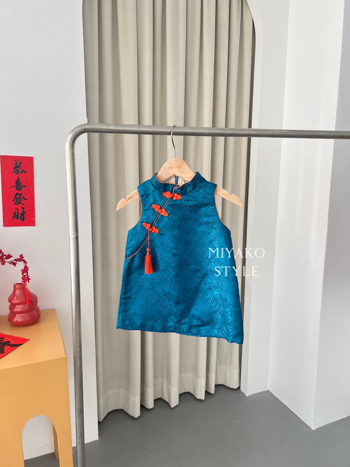 【龍華富貴】 Royal Cheongsam little girl dress in orange 橙风破浪 (女童连衣裙)
