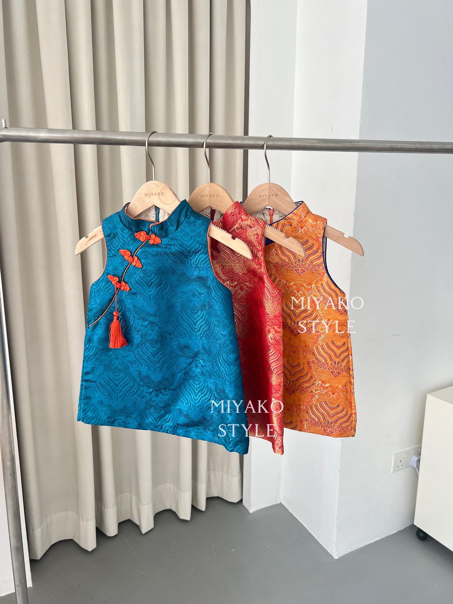 【龍華富貴】 Royal Cheongsam little girl dress in orange 橙风破浪 (女童连衣裙)