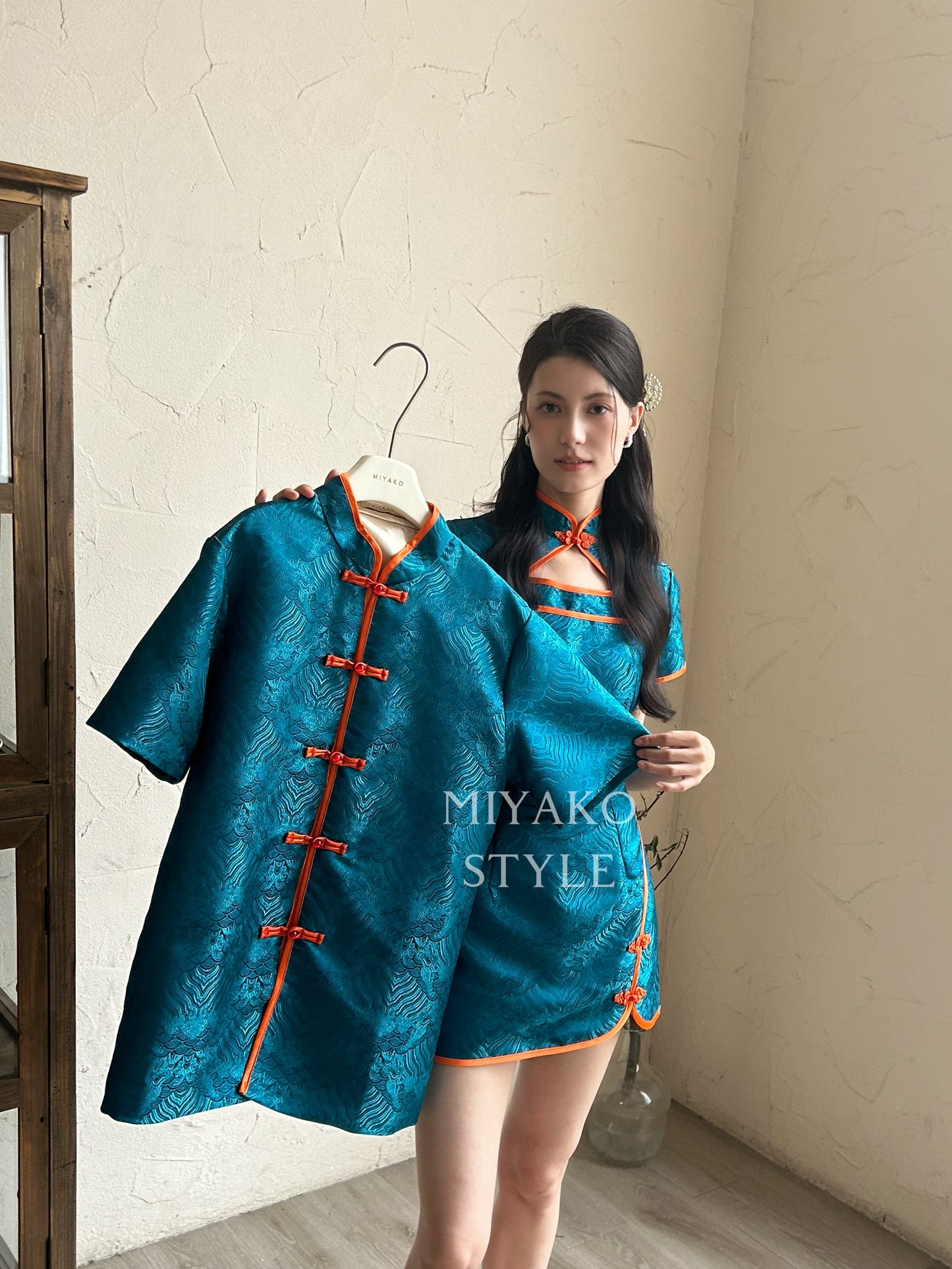 【龍華富貴】 Royal Cheongsam crop top in Peacock blue 孔雀蓝 (上衣 only)