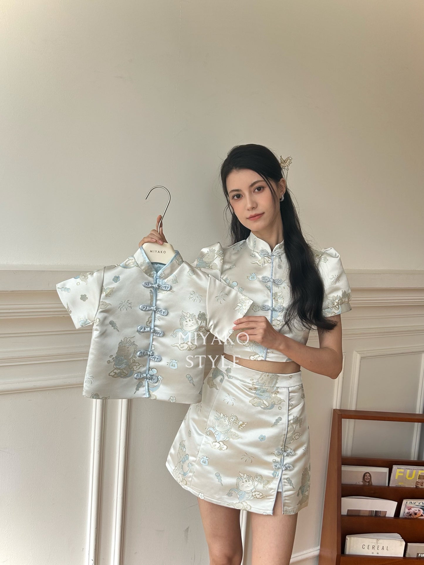【喜乐龙龙】Joyful Dragon Cheongsam Short Blouse in Blue 蓝色(直扣上衣only)