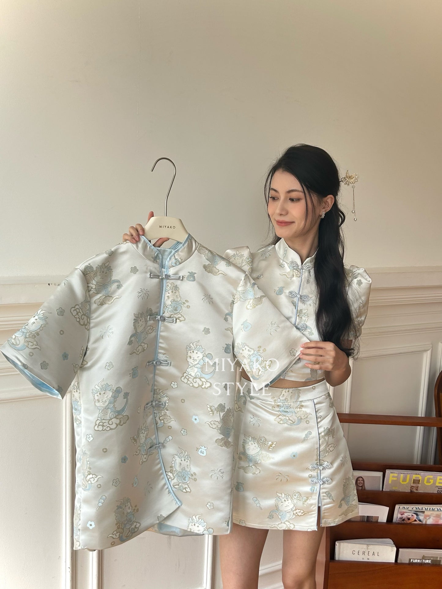 【喜乐龙龙】Joyful Dragon Cheongsam Short Blouse in Blue 蓝色(直扣上衣only)