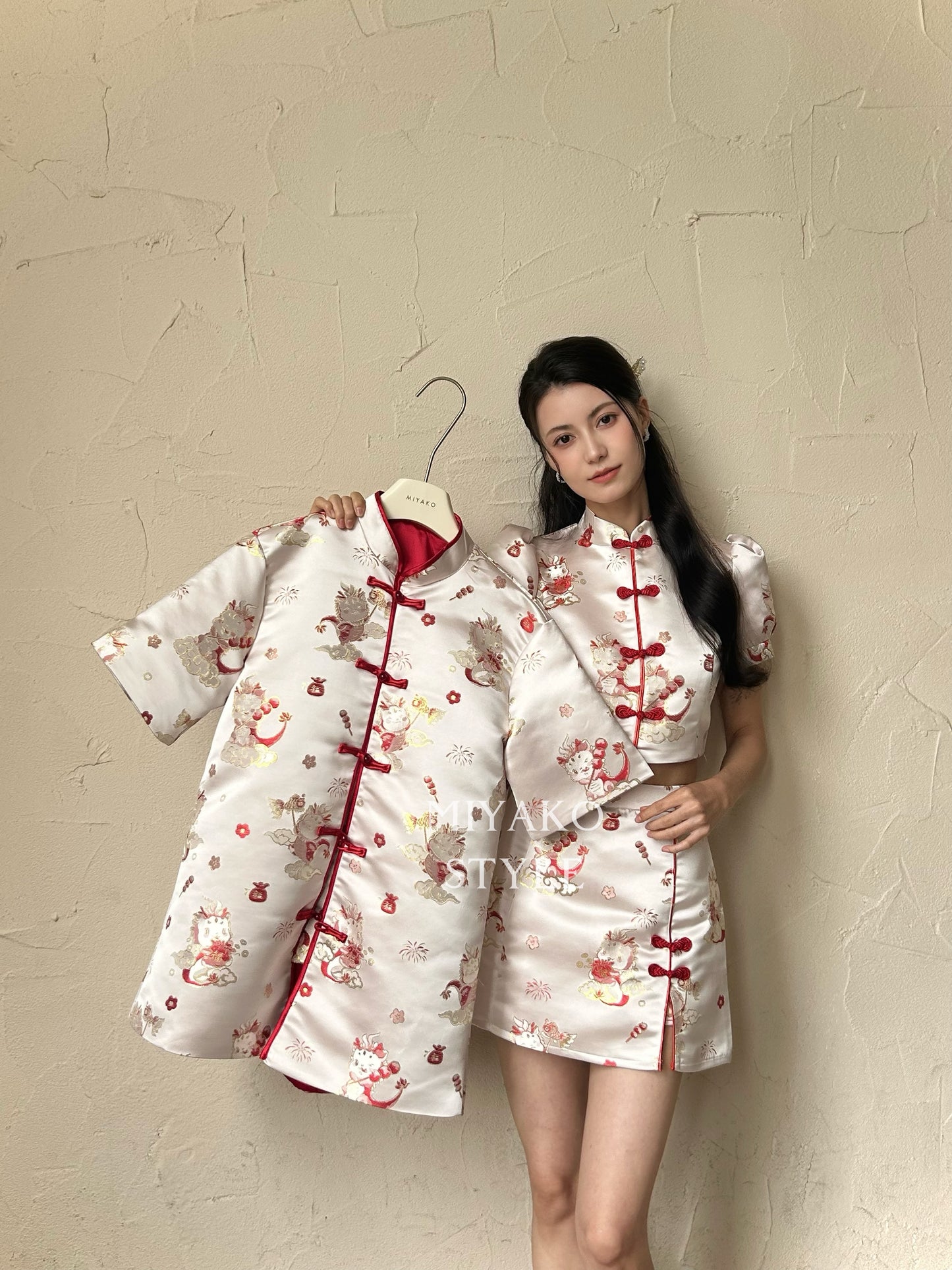 【喜乐龙龙】Joyful Dragon Cheongsam Short Blouse in Red 红色（直扣上衣only）