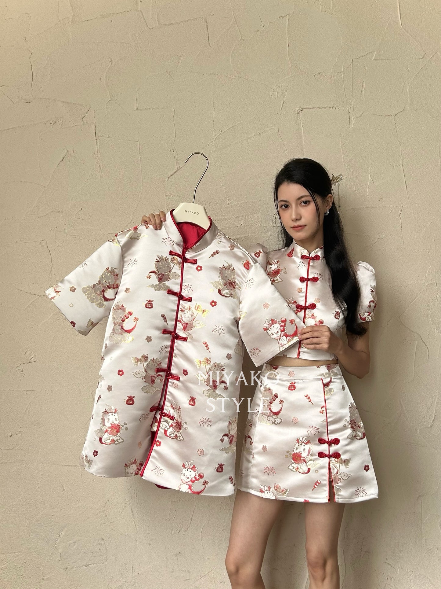 【喜乐龙龙】Joyful Dragon Cheongsam Short Blouse in Red 红色（直扣上衣only）