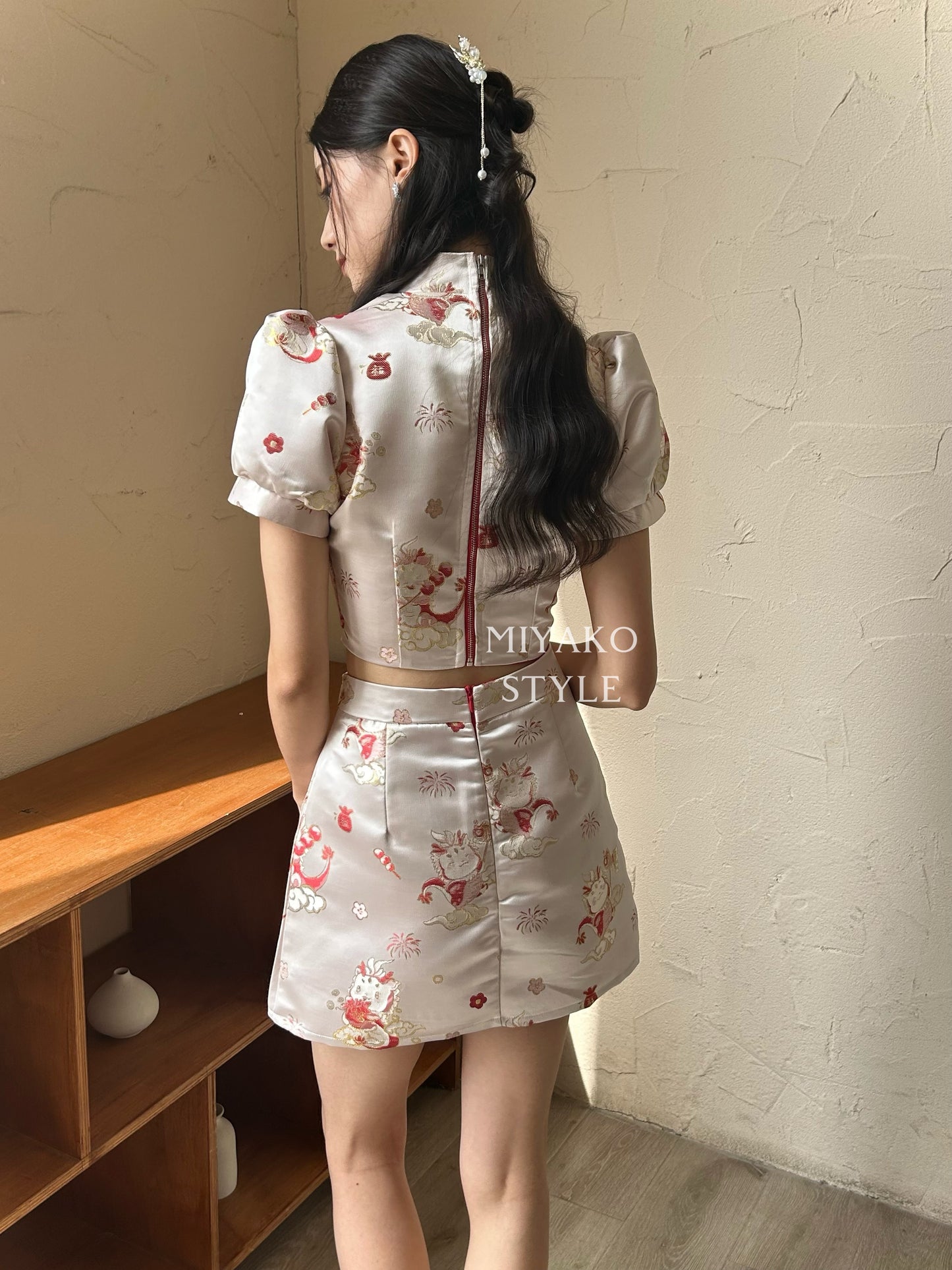 【喜乐龙龙】Joyful Dragon Cheongsam Short Blouse in Red 红色（直扣上衣only）