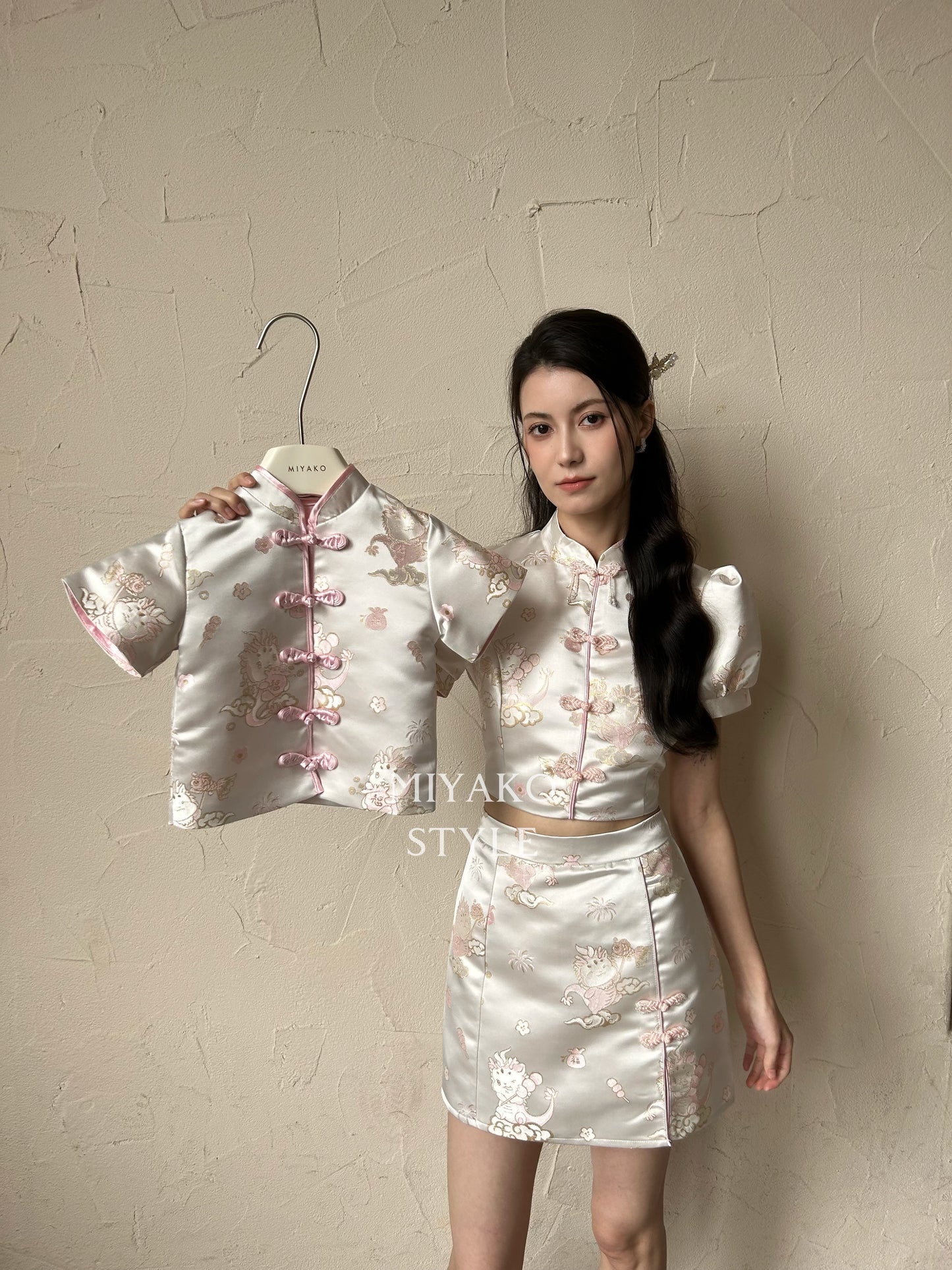 【喜乐龙龙】Joyful Dragon Cheongsam Short Blouse in Pink 粉扣（直扣上衣only）