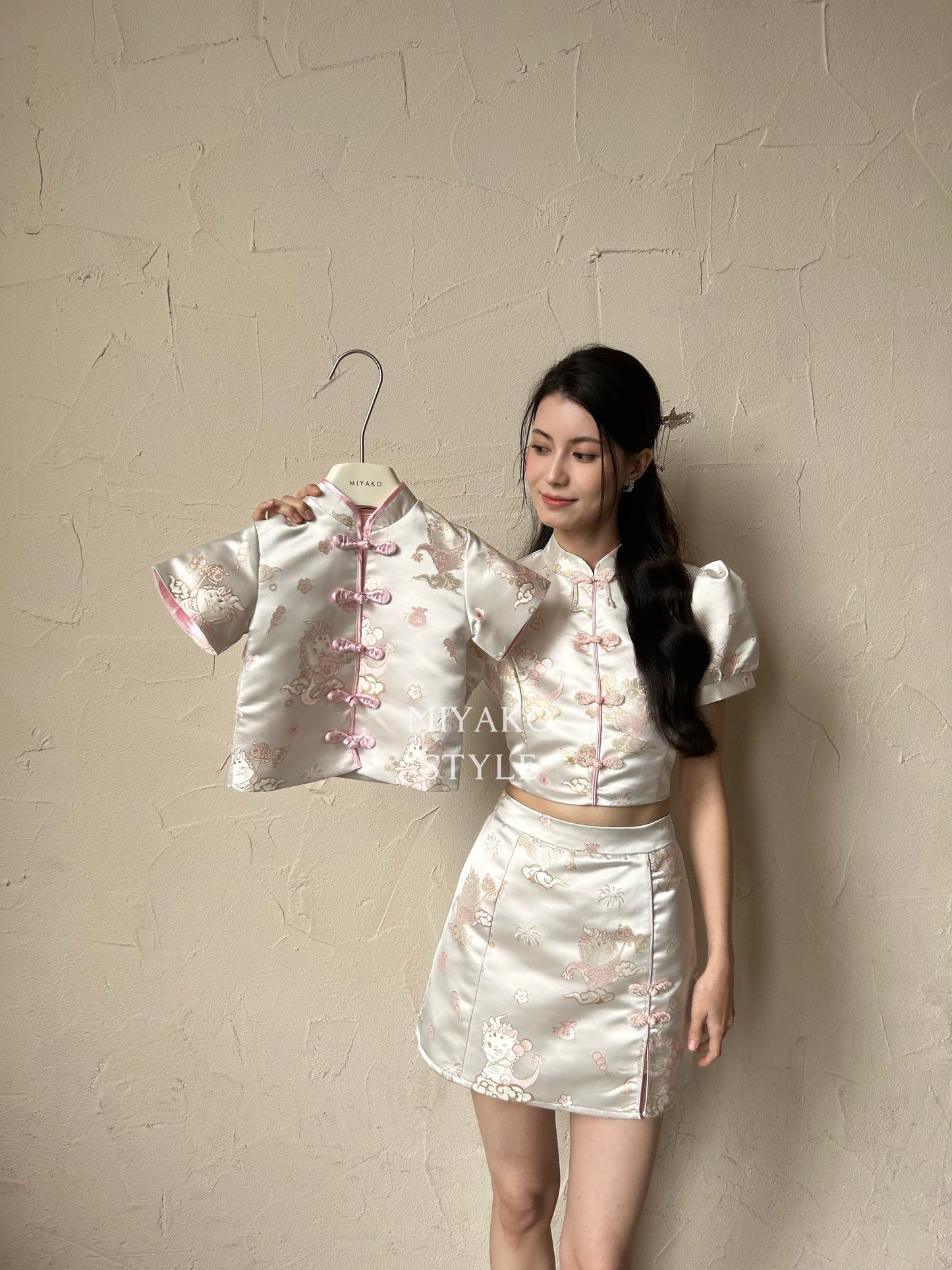 【喜乐龙龙】Joyful Dragon Cheongsam Short Blouse in Pink 粉扣（直扣上衣only）