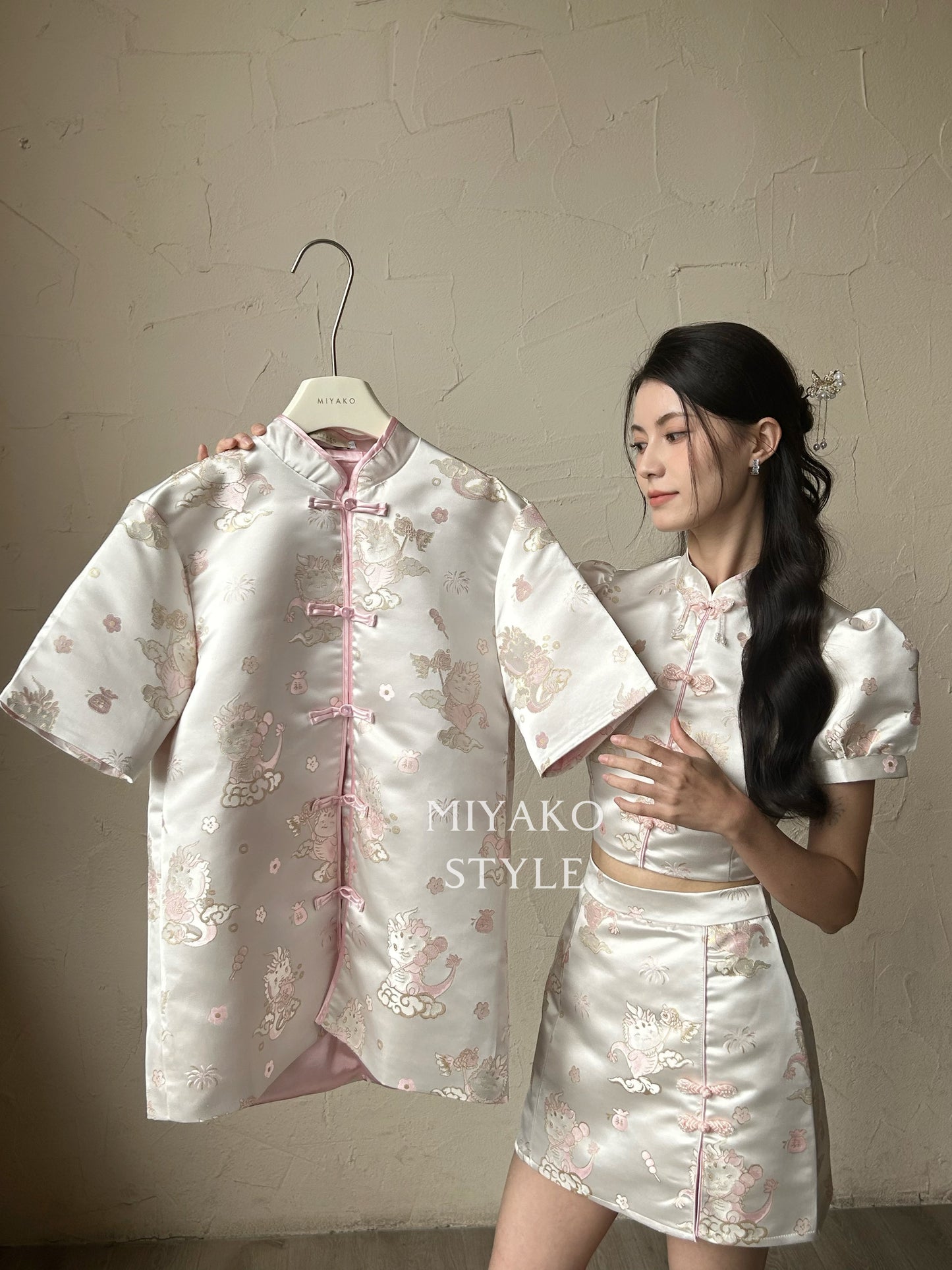 【喜乐龙龙】Joyful Dragon Cheongsam Short Blouse in Pink 粉扣（直扣上衣only）