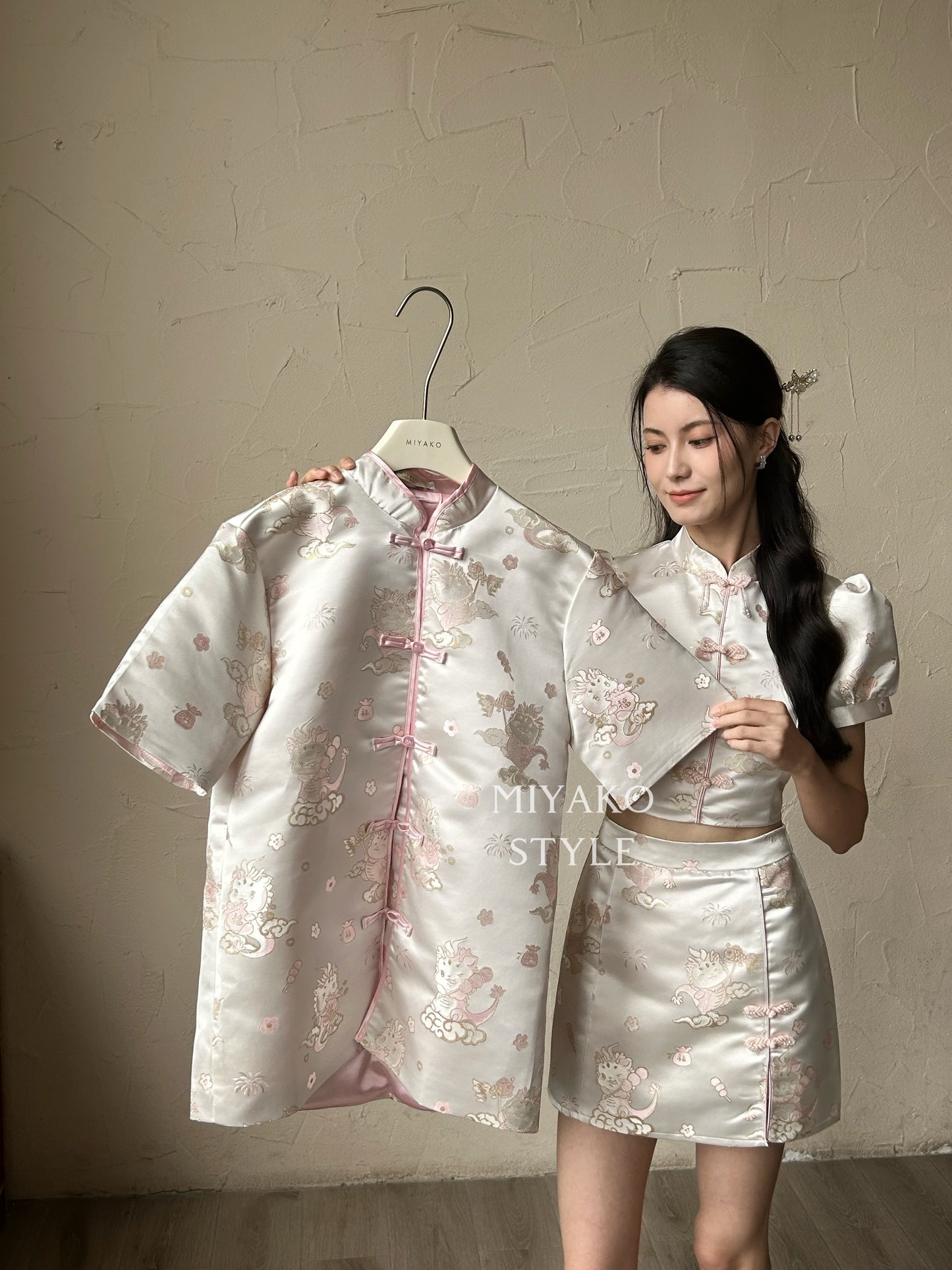 【喜乐龙龙】Joyful Dragon Cheongsam Short Blouse in Pink 粉扣（直扣上衣only）