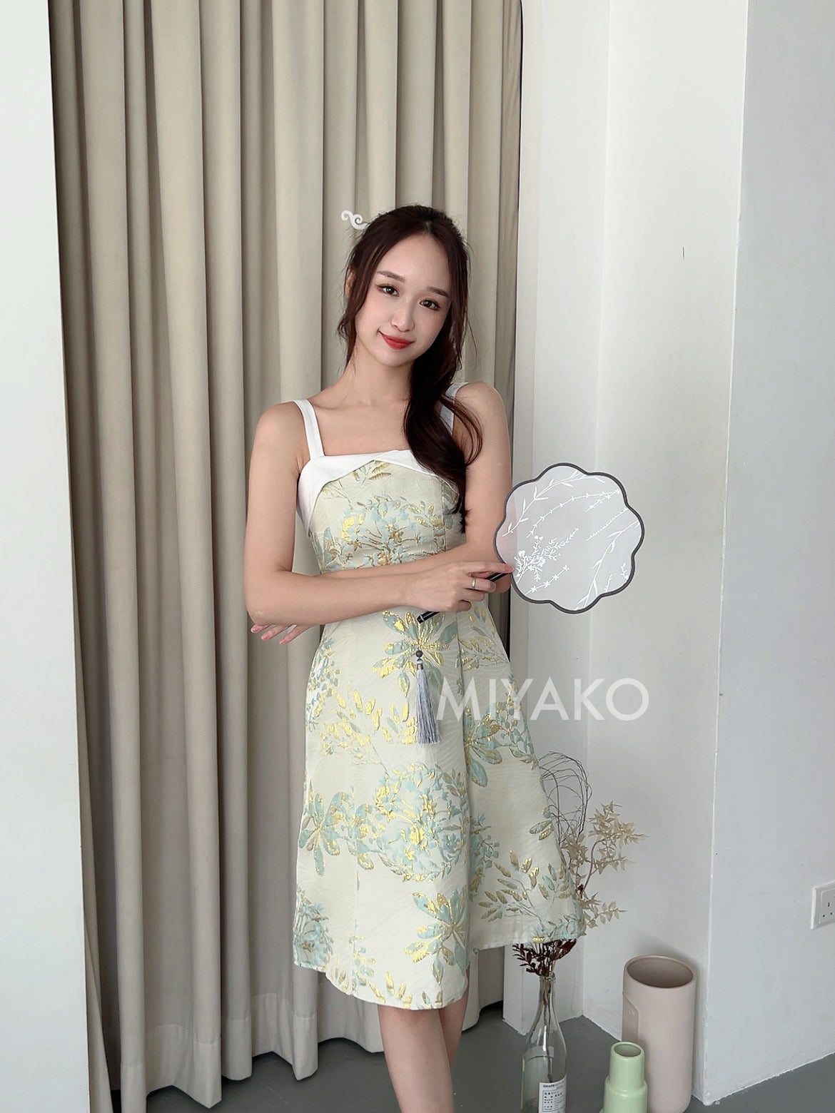 【宫廷】Gong Premium Cheongsam Women Dress in Beige (杏色绿花女连衣裙)