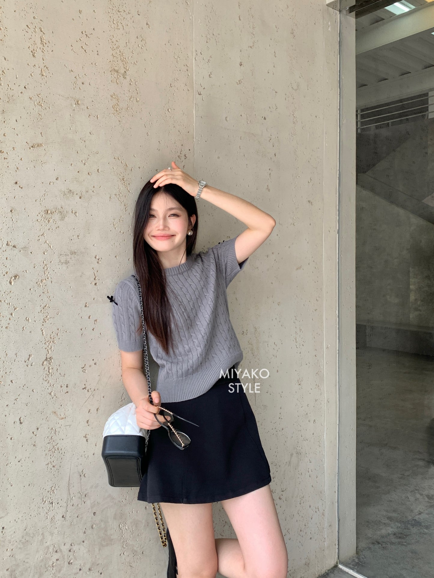 Esther Short Sleeve Knit Top in Grey 灰色针织上衣