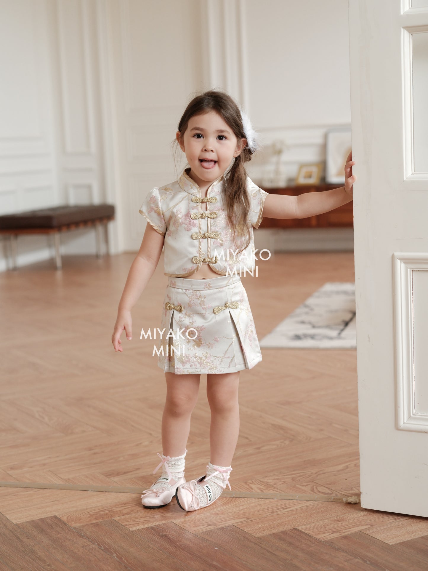 【小女团】Roseanne Cheongsam Girl Top in Silver 小女孩银香槟上衣 ( Top Only)