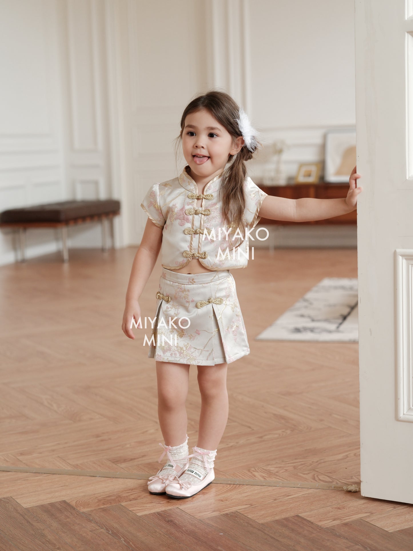 【小女团】Roseanne Cheongsam Girl Top in Silver 小女孩银香槟上衣 ( Top Only)