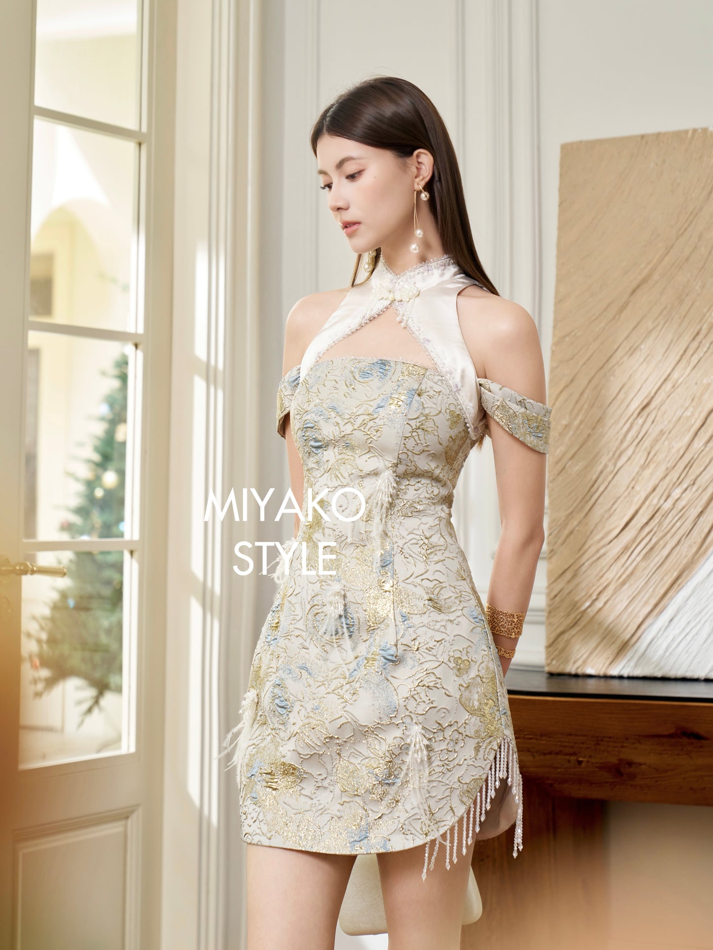 【万事如亿】Billionaire Embroidered Padded & Detachable Sleeve Mini Cheongsam Dress in Ash Beige 米灰色女装短款