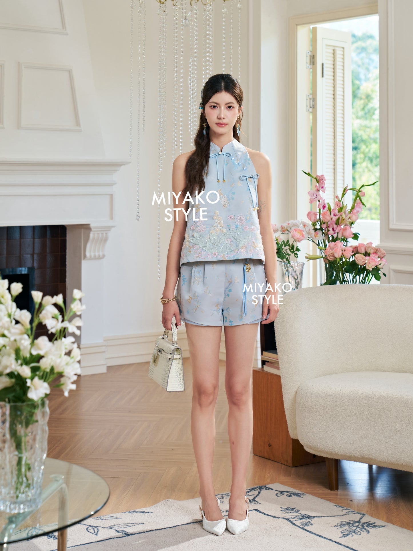 【花花世界】Fabulous Premium Embroidered Halter Top in Blue 蓝色女装挂脖上衣