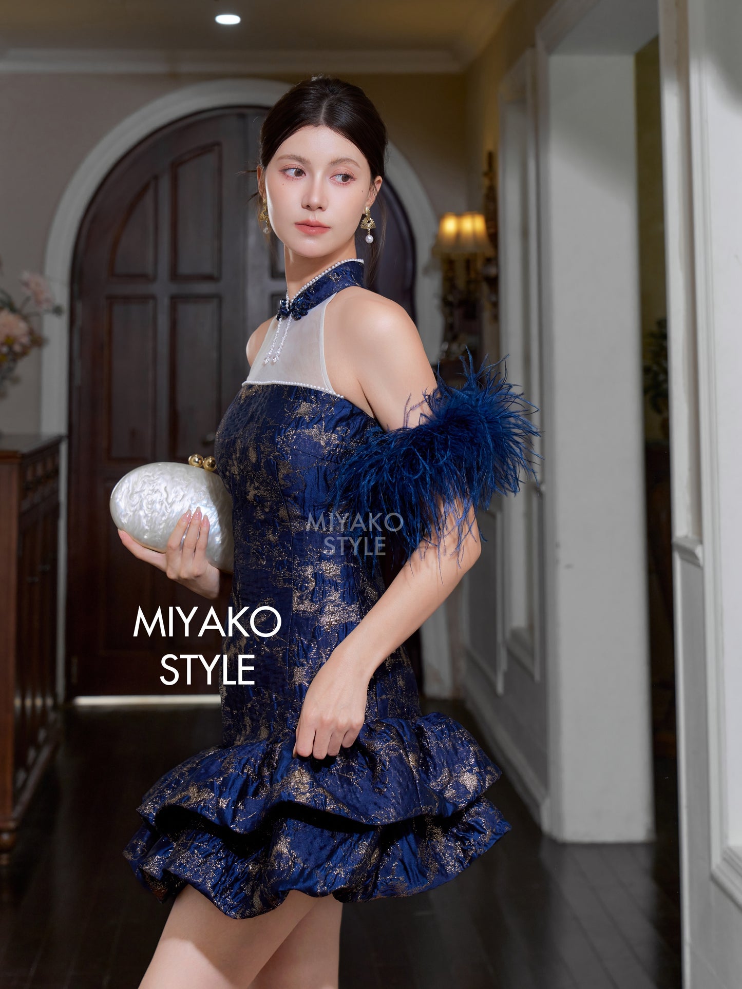 【星辰闪耀】Starlight Padded & Detachable Fur Sleeve Modern Cheongsam Dress in Golden Navy 女装连身裙