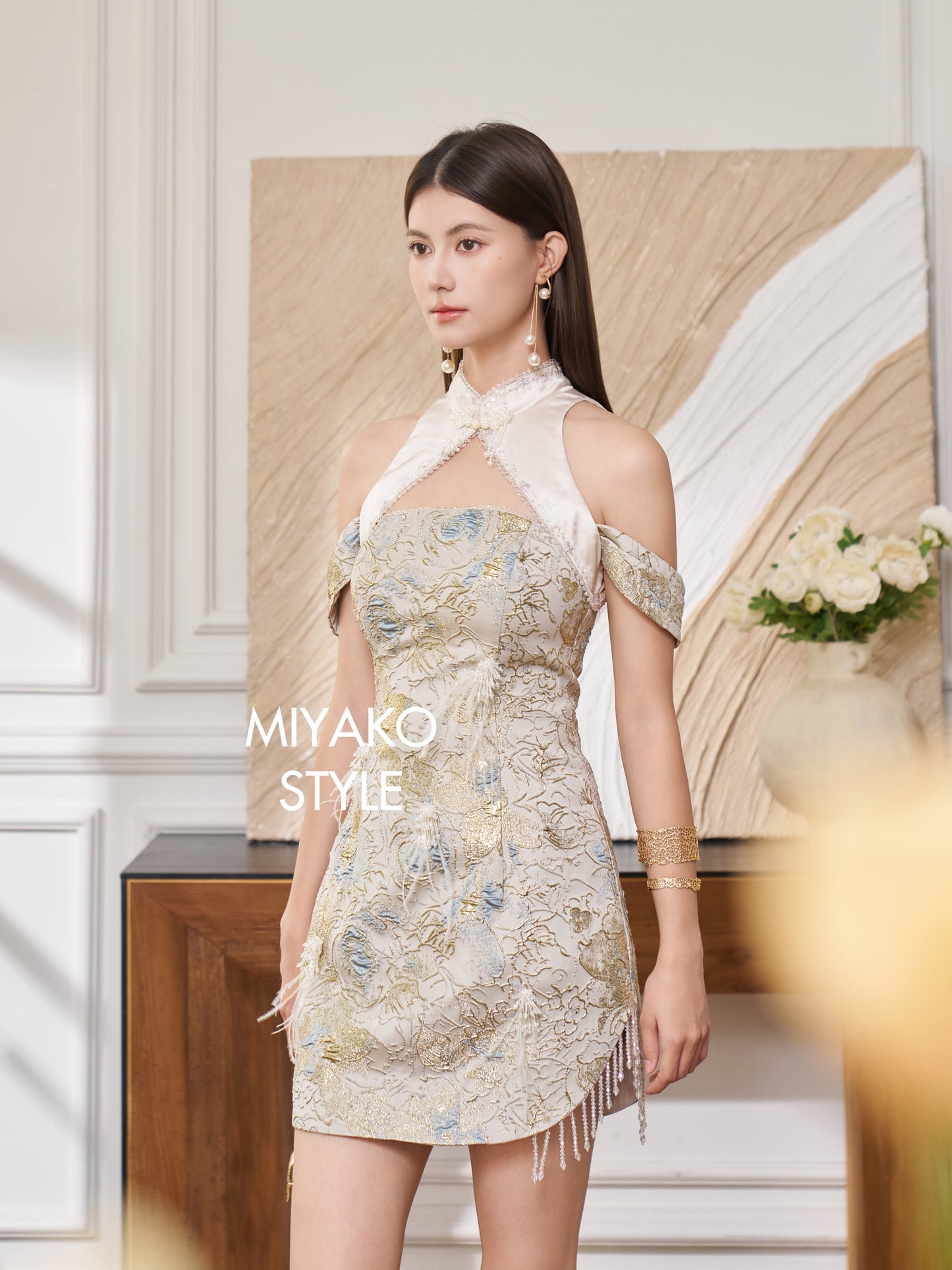 【万事如亿】Billionaire Embroidered Padded & Detachable Sleeve Mini Cheongsam Dress in Ash Beige 米灰色女装短款