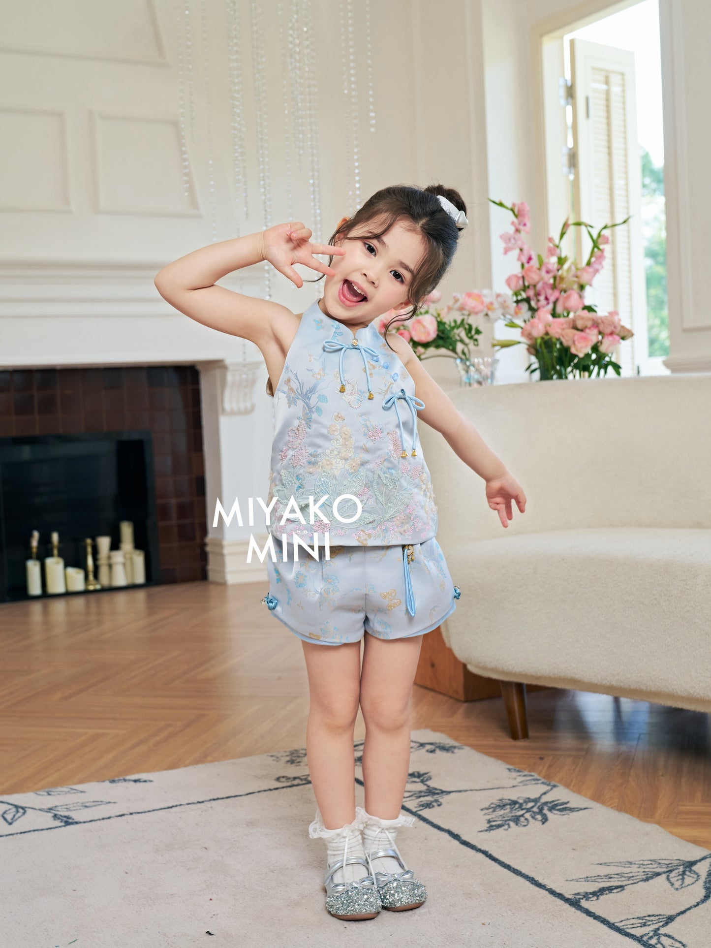 【花花世界】Fabulous Premium Embroidered Girl Top in Blue 蓝色小女孩上衣