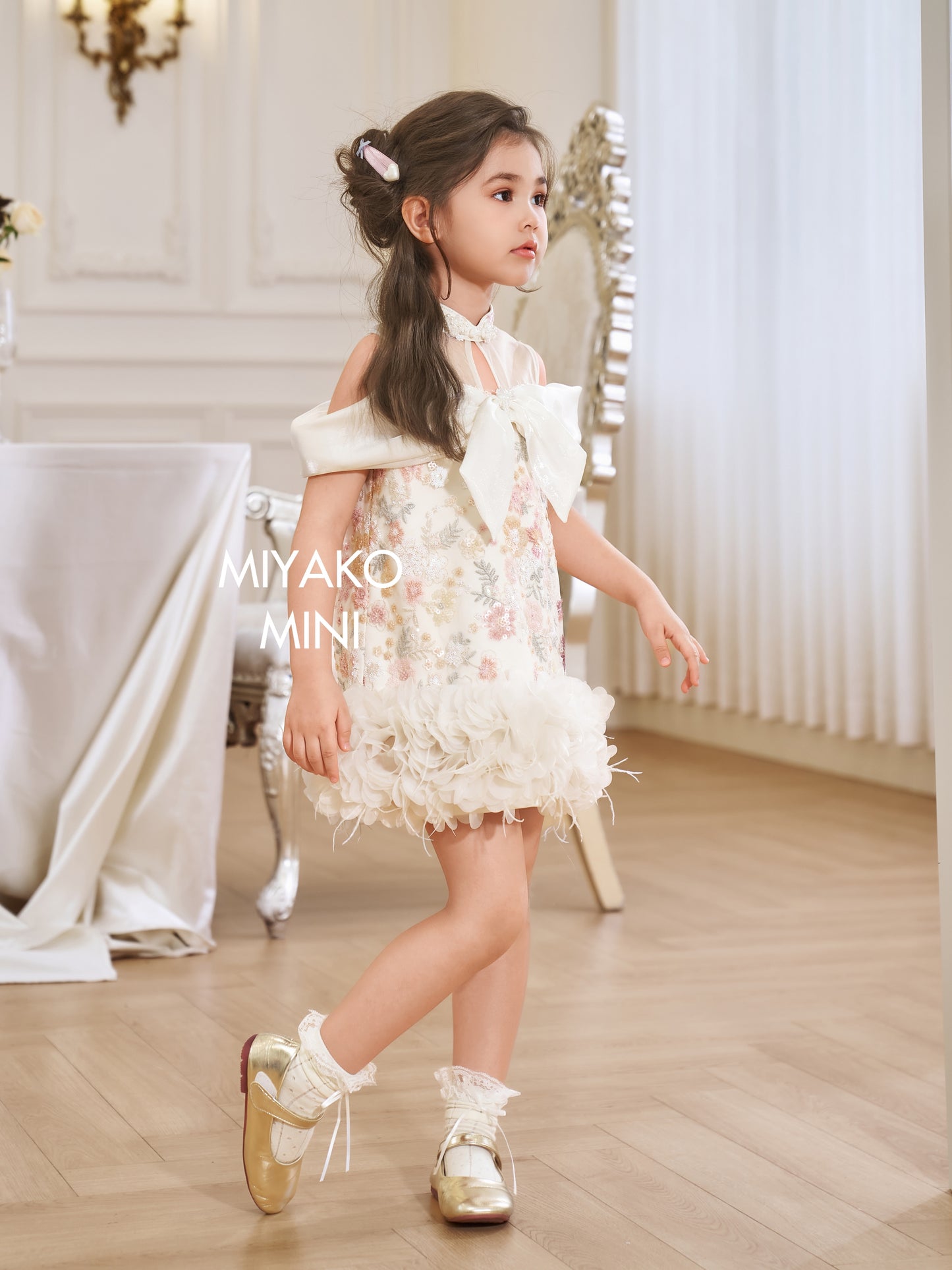 【春暖花开】Aurora Ribbon Off Shoulder Girl Dress in Beige 小女孩杏色连身裙