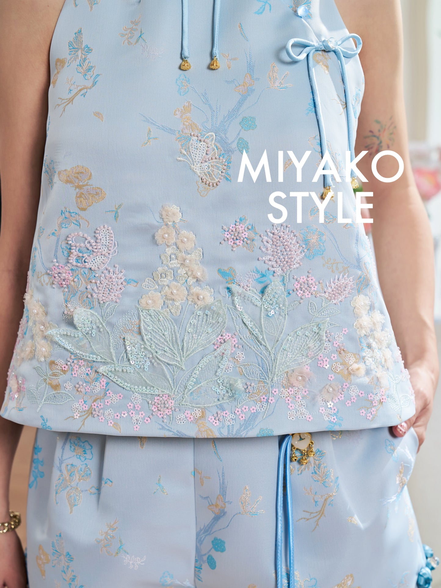 【花花世界】Fabulous Premium Embroidered Halter Top in Blue 蓝色女装挂脖上衣