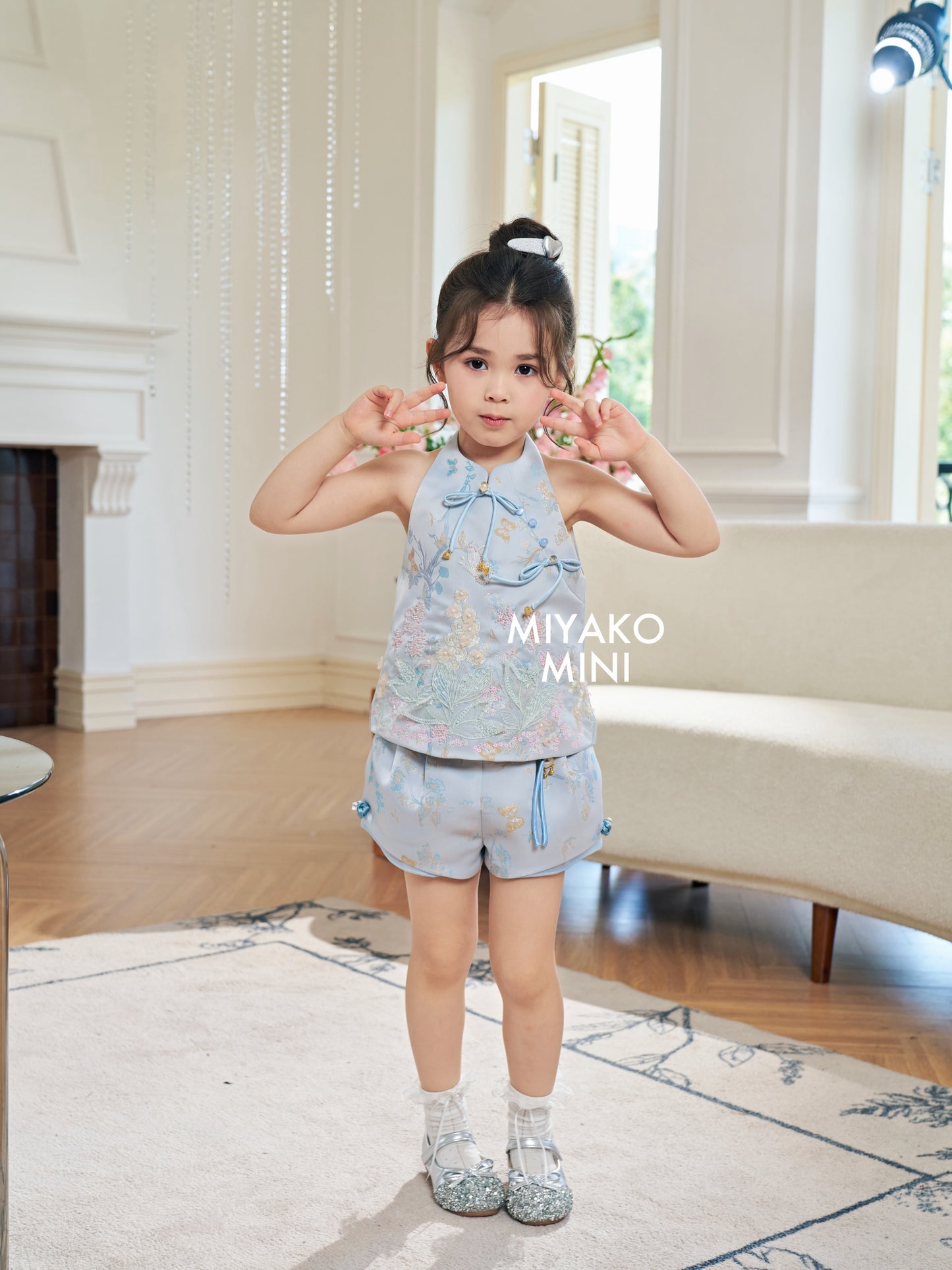 【花花世界】Fabulous Premium Embroidered Girl Top in Blue 蓝色小女孩上衣