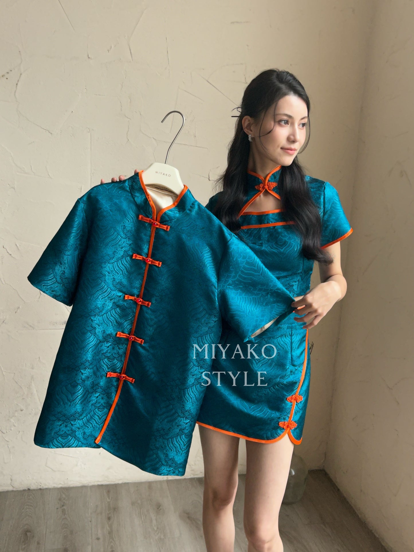【龍華富貴】 Royal Cheongsam crop top in Peacock blue 孔雀蓝 (上衣 only)
