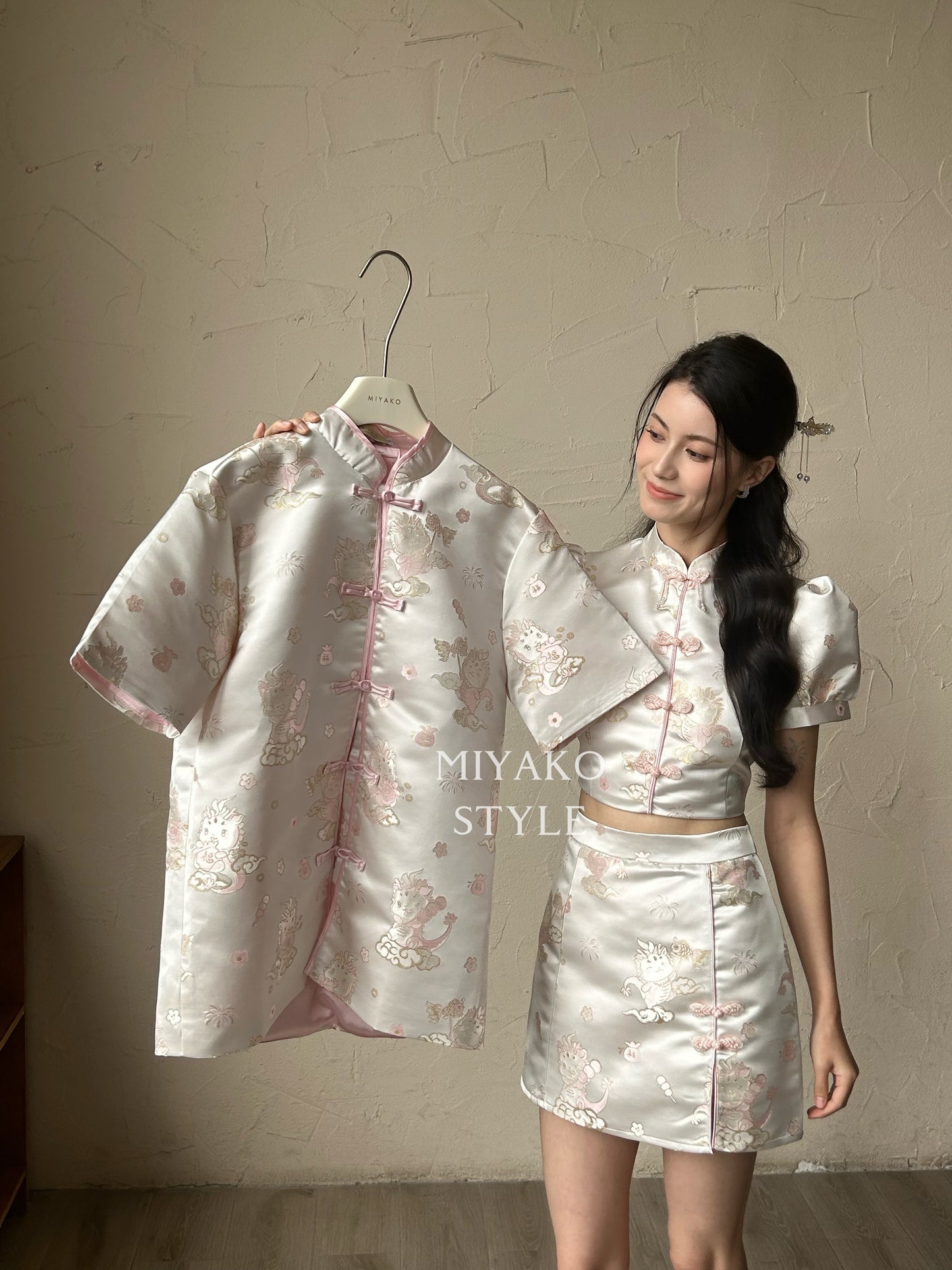 【喜乐龙龙】Joyful Dragon Cheongsam Short Blouse in Pink 粉扣（直扣上衣only）