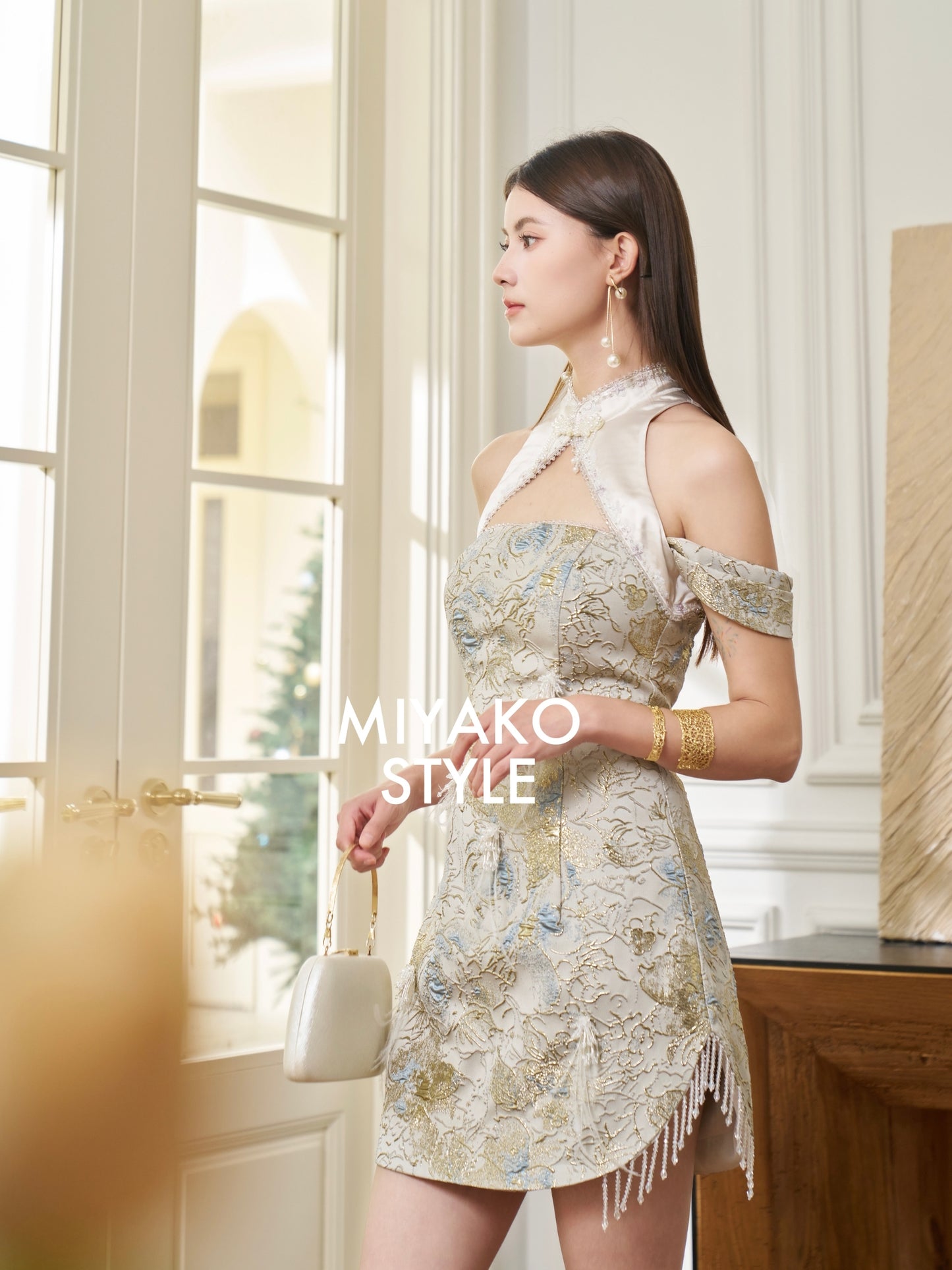 【万事如亿】Billionaire Embroidered Padded & Detachable Sleeve Mini Cheongsam Dress in Ash Beige 米灰色女装短款