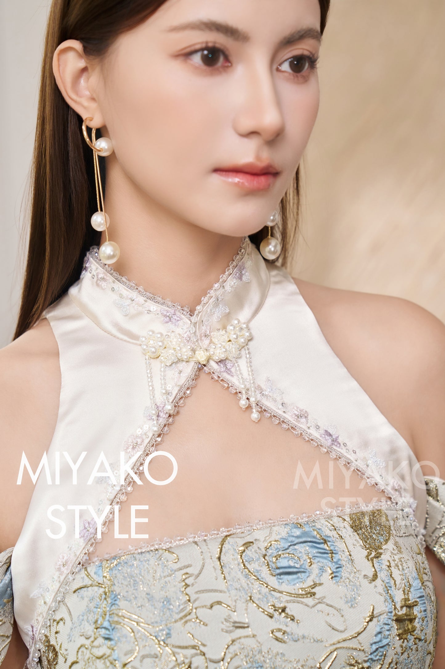 【万事如亿】Billionaire Embroidered Padded & Detachable Sleeve Mini Cheongsam Dress in Ash Beige 米灰色女装短款