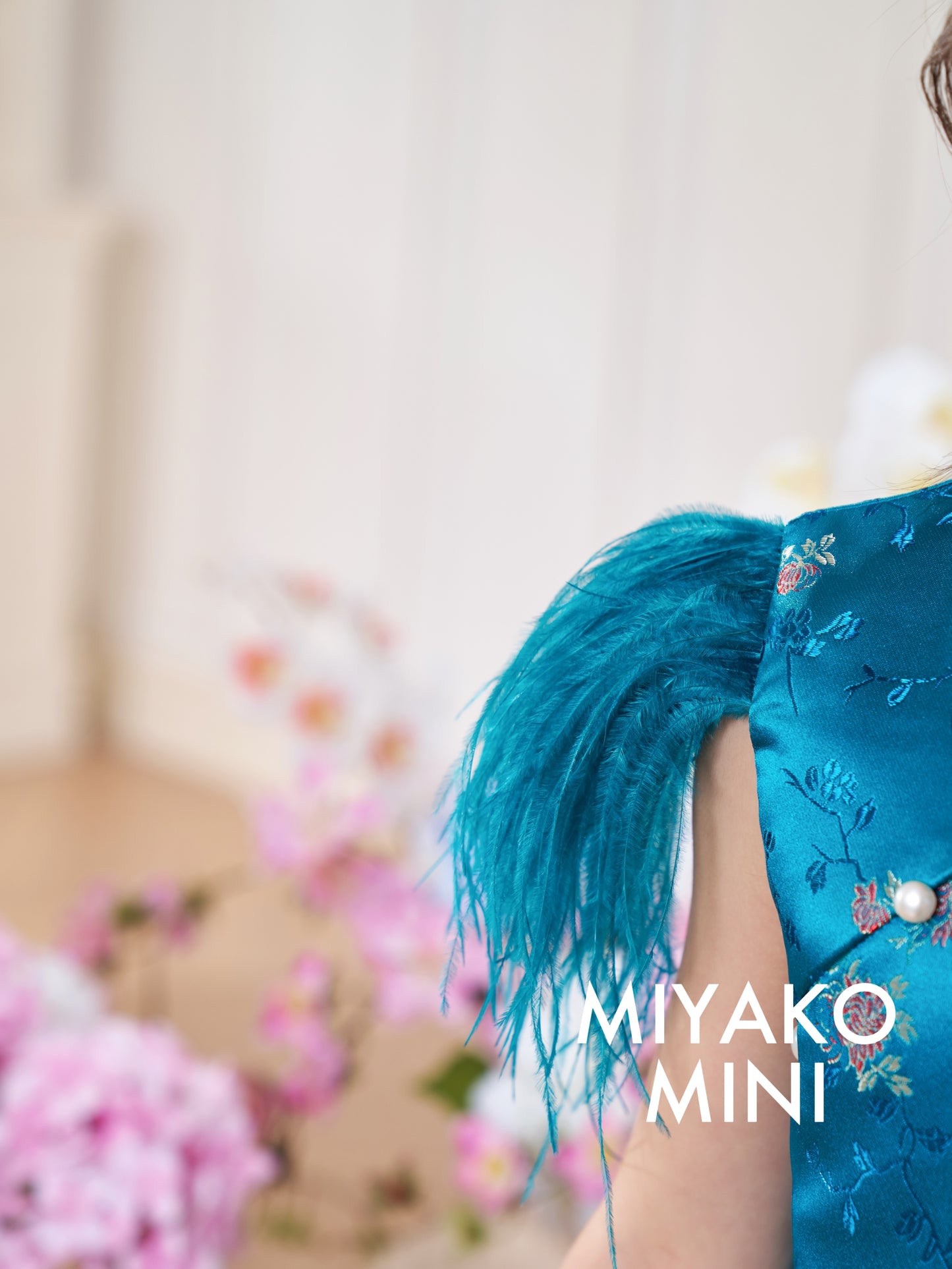 【孔雀开屏】Feather Cheongsam Little Girl Dress in Blue 孔雀蓝小女孩连身裙