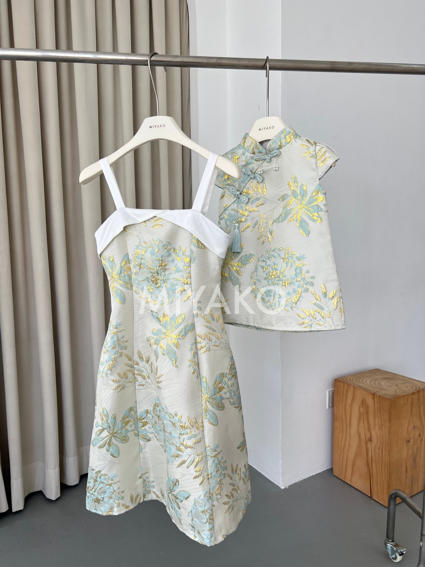 【宫廷】Gong Premium Little Girl Dress in Beige (杏色绿花女童款)