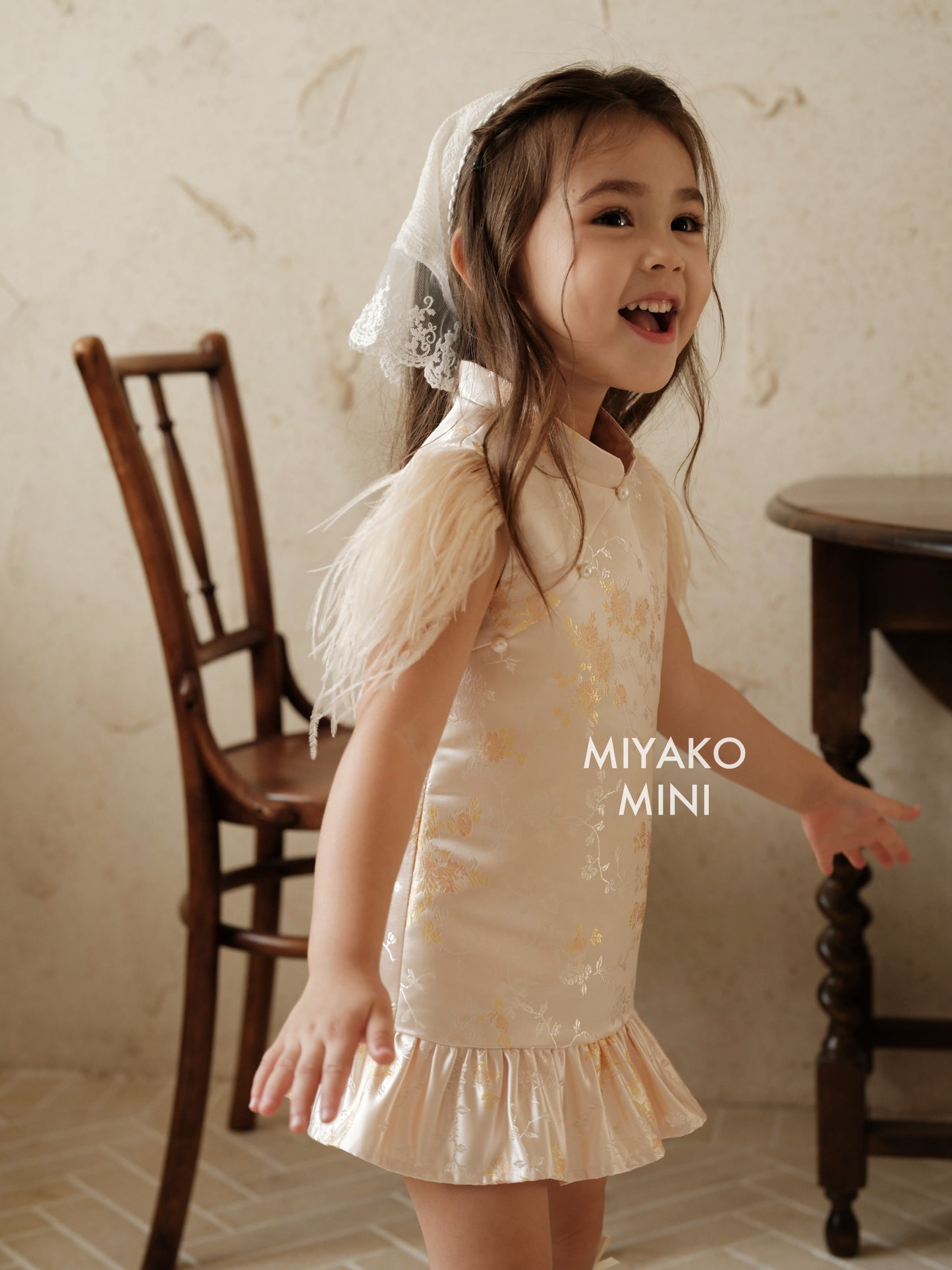 【孔雀开屏】Feather Cheongsam Little Girl Dress in Pink 香槟粉小女孩连身裙