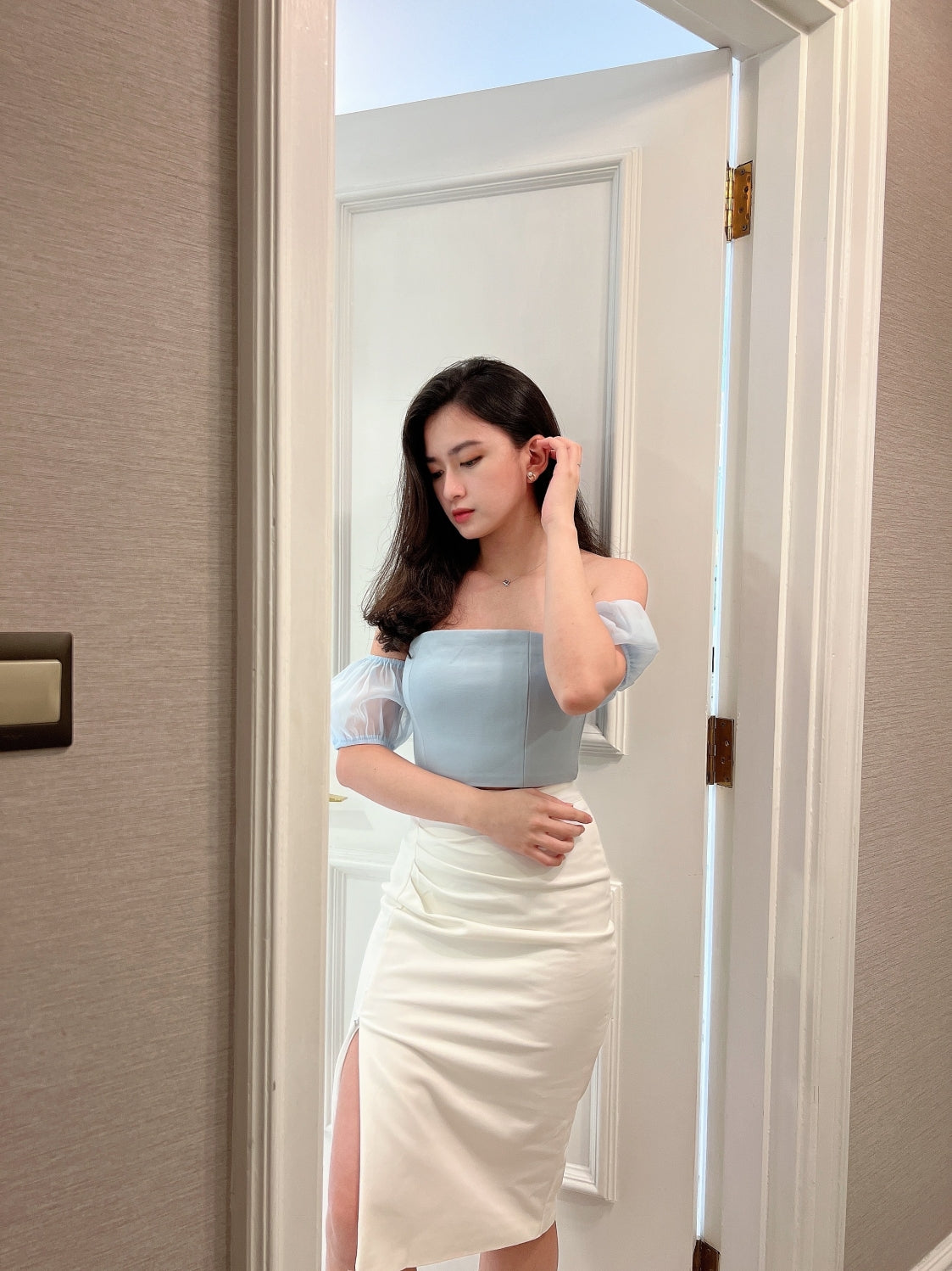 agnes off shoulder crop top in blue