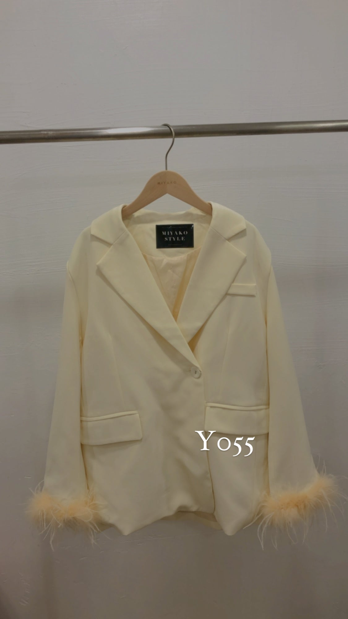 Y055 Fur Long Sleeve Blazer in Beige